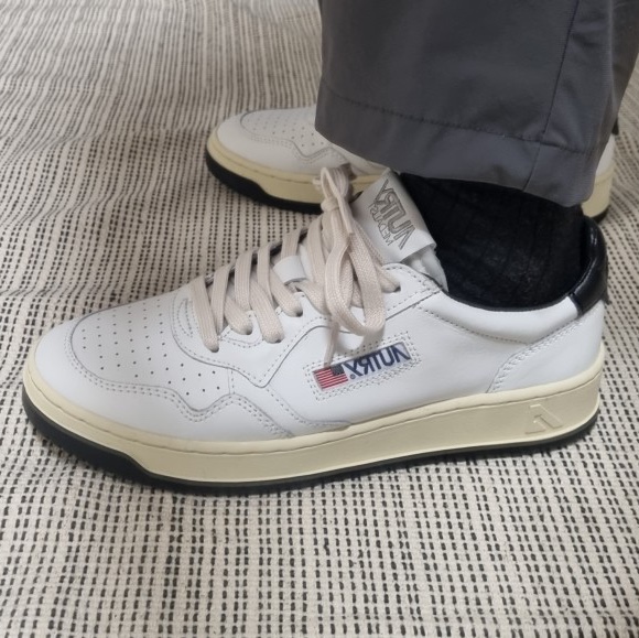 Autry Medalist Low Leather Sneakers White Black 착용 스타일