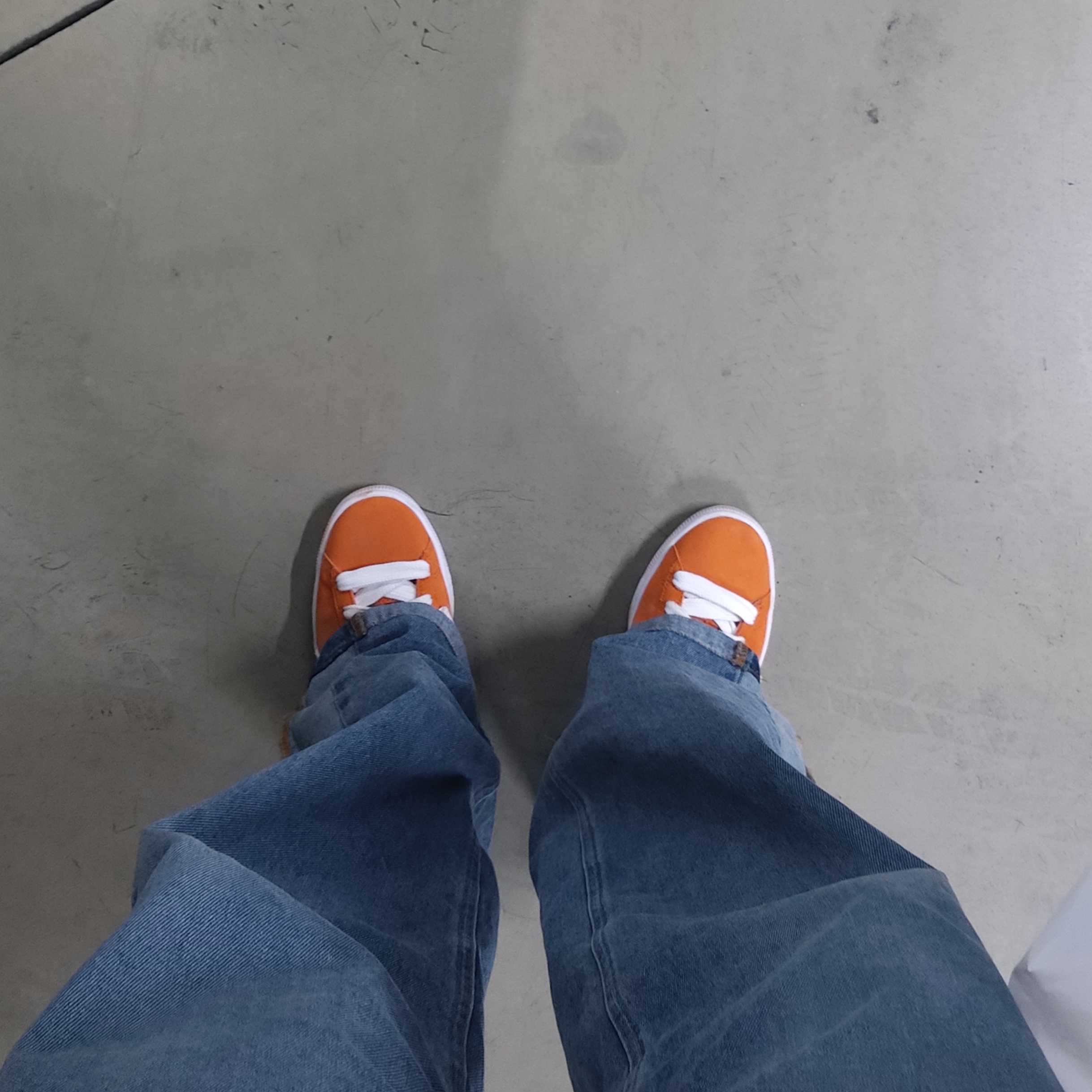 Puma Suede Classic XXI Vibrant Orange White 착용 스타일