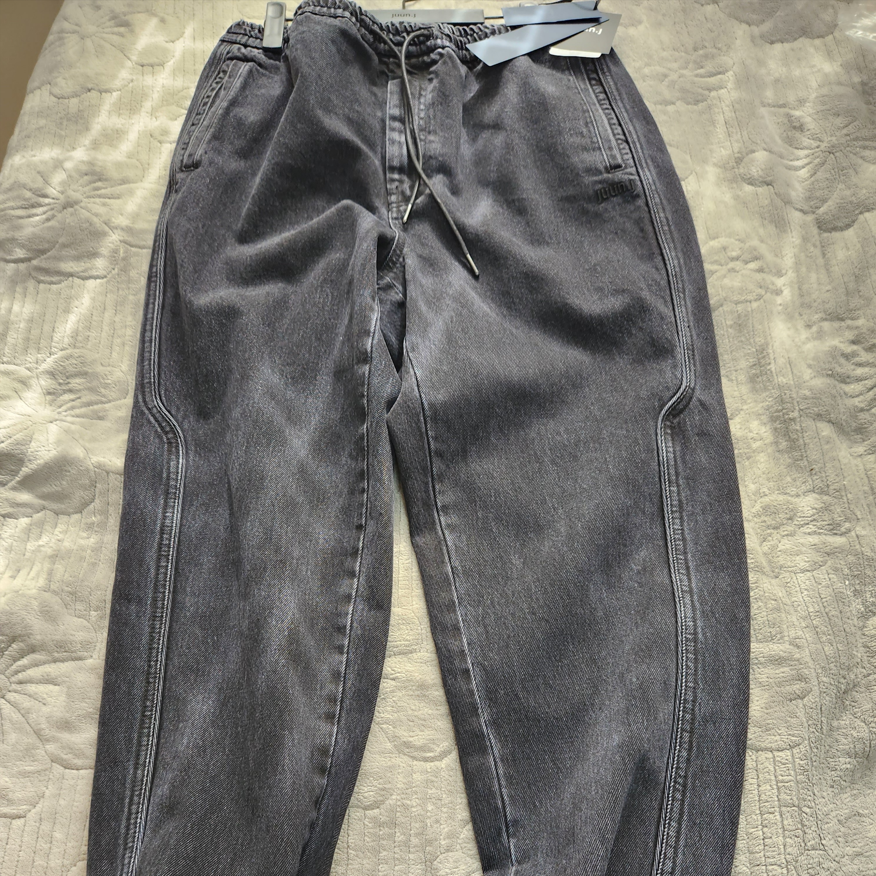 Juun.J Cone Denim Track Jogger Pants Black 착용 스타일 - 1