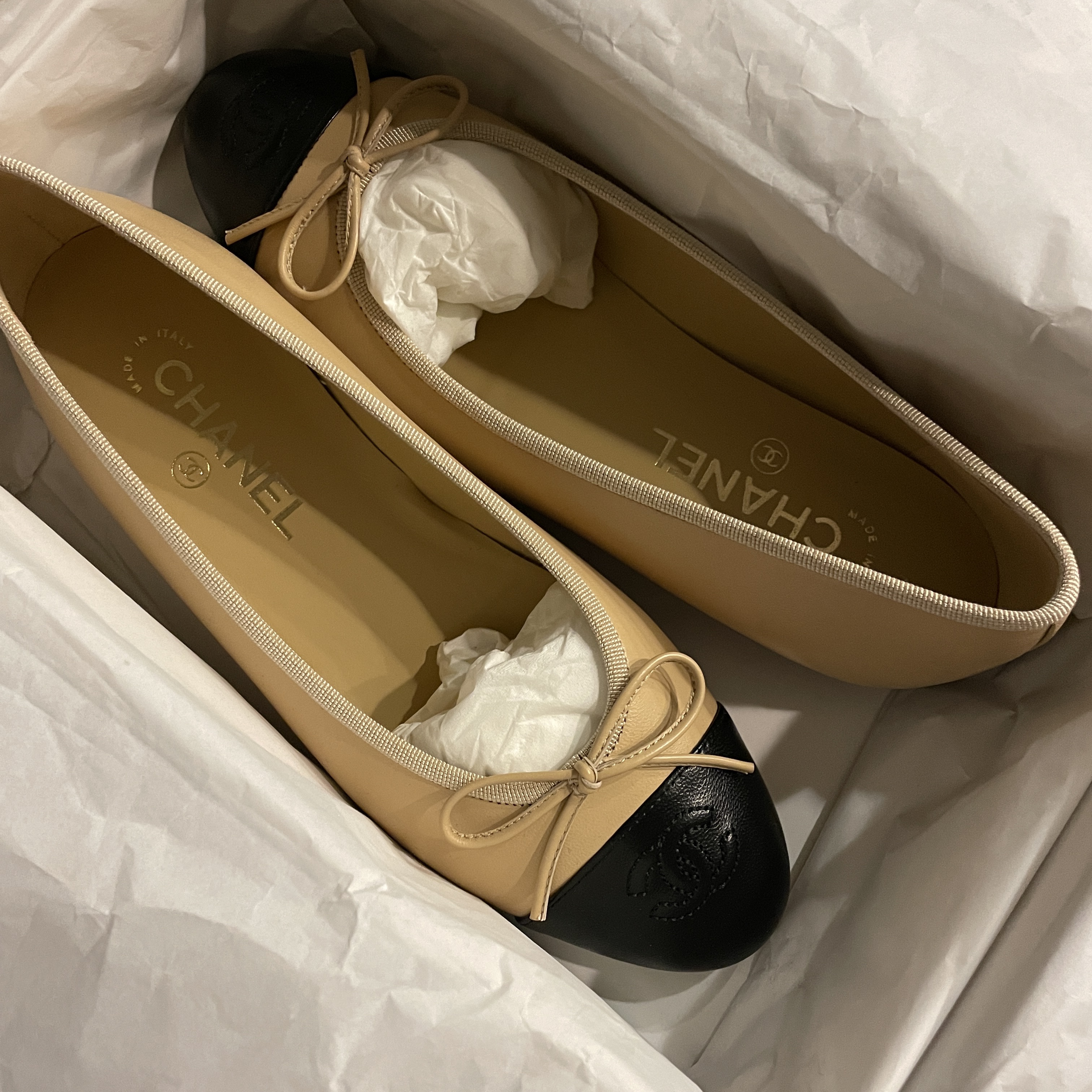 (W) Chanel Ballerina Flat Lambskin & Beige Black 착용 스타일 - 2