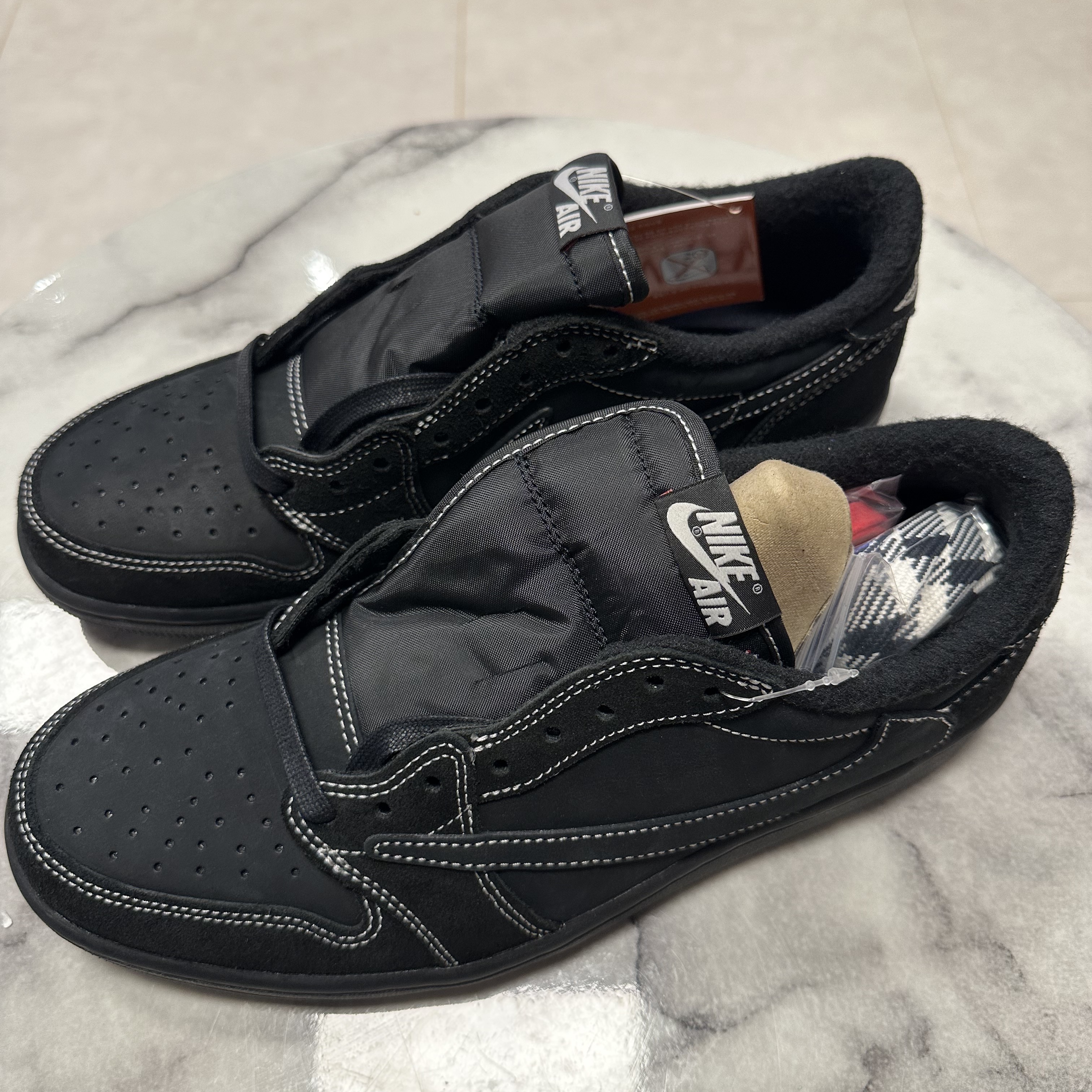 Jordan 1 x Travis Scott Retro Low OG SP Black Phantom 착용 스타일 - 2