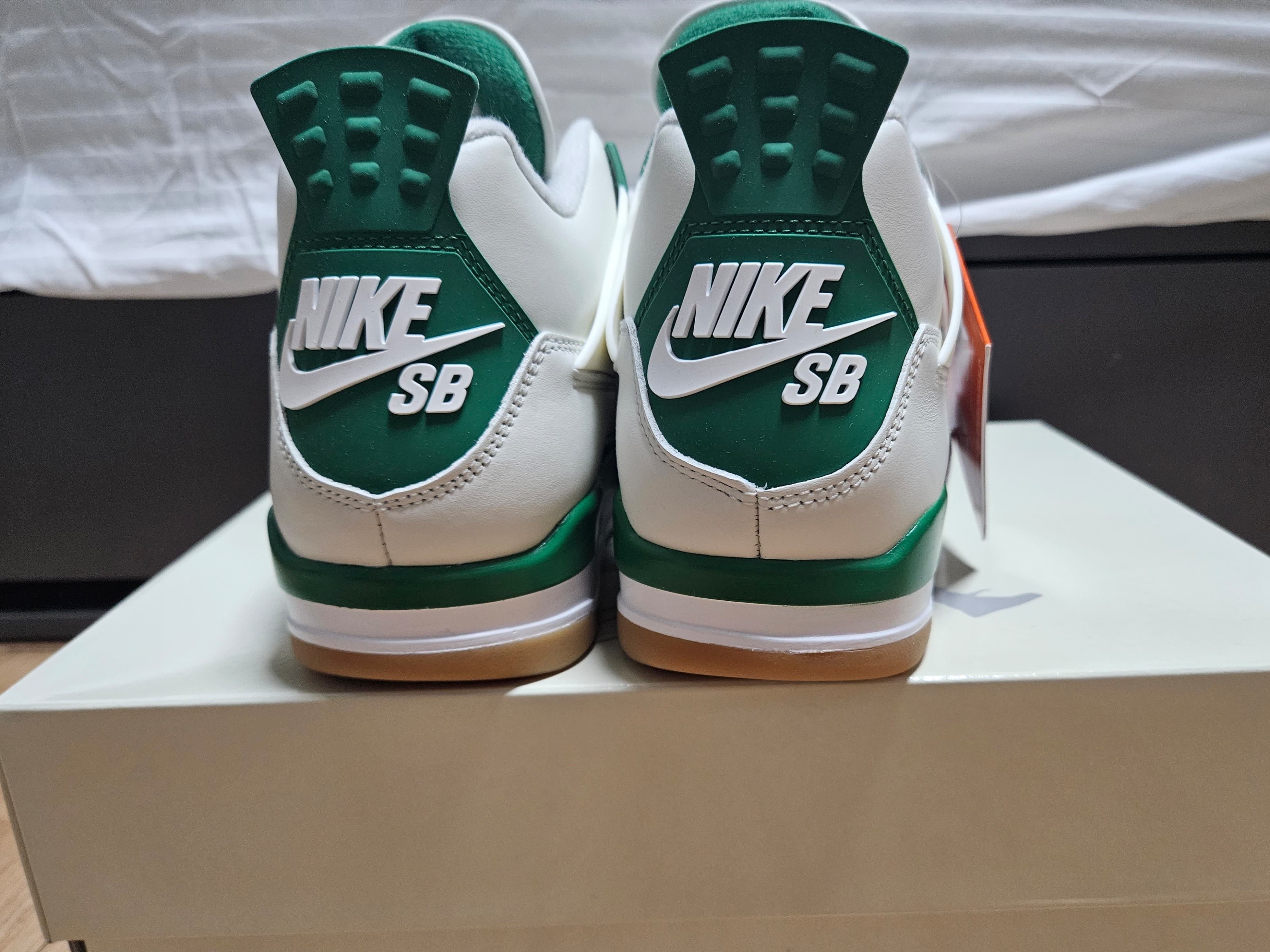 Jordan 4 x Nike SB Retro SP Pine Green 착용 스타일 - 4