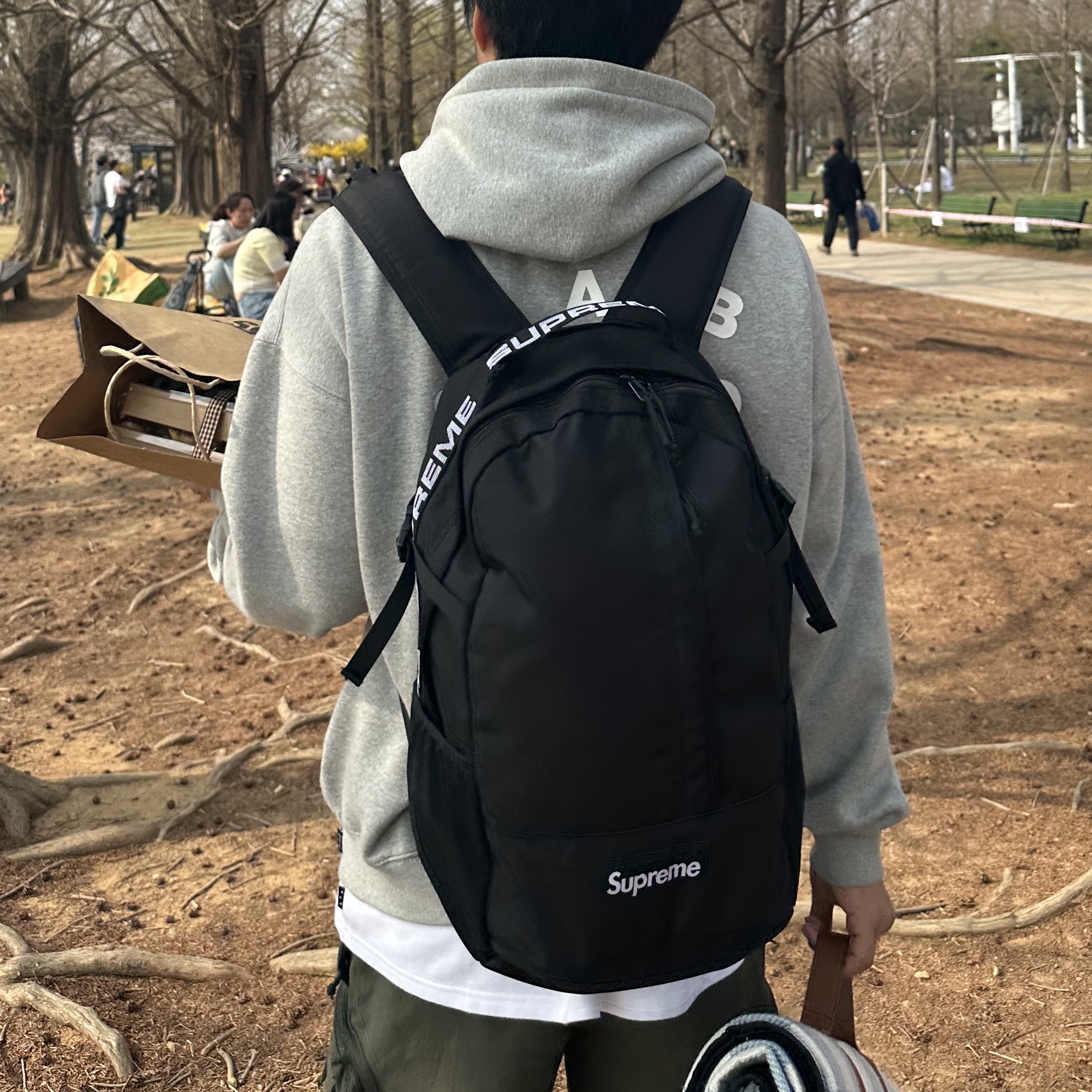 Supreme Backpack Black - 18SS, IAB Studio Hoodie Gray - 21SS 착용 스타일 - 1