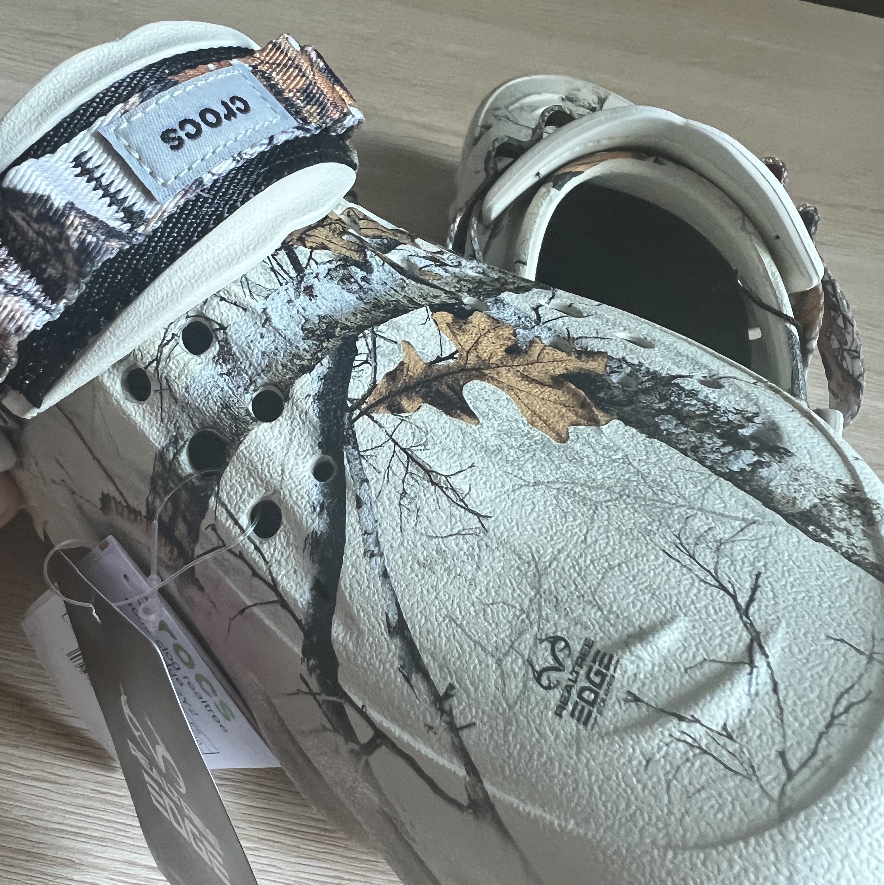 Crocs Echo Clog Real Tree Bone 착용 스타일 - 3