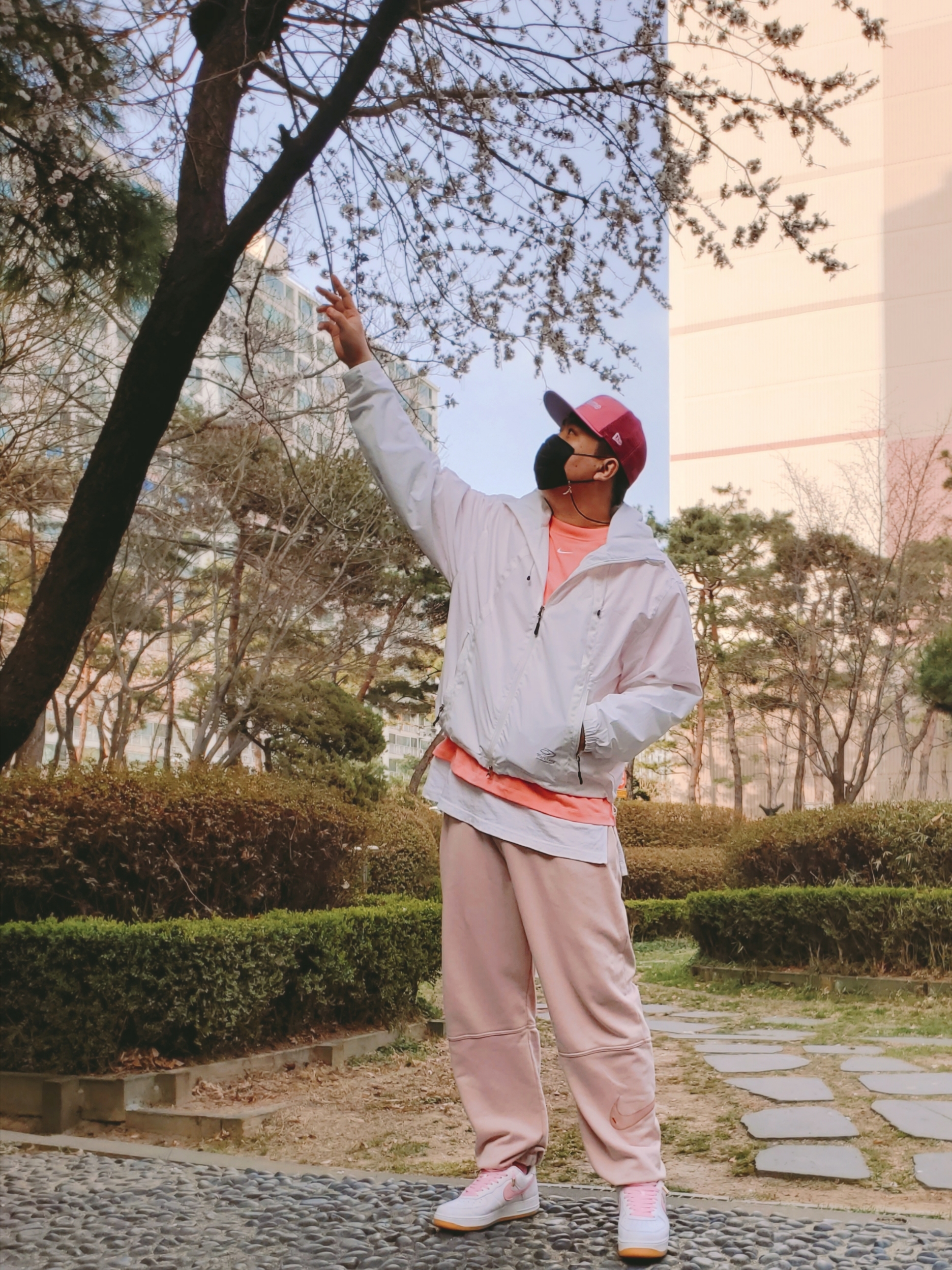 Supreme Box Logo Mesh Back New Era Pink - 22SS, Nike Air Force 1 Low Retro Color of the Month White Pink 착용 스타일 - 2