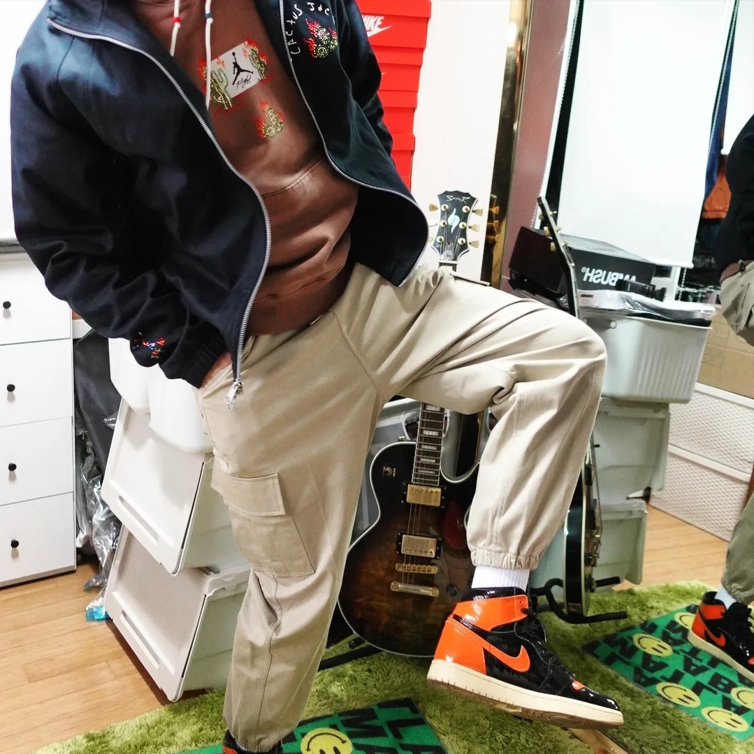 Jordan x Travis Scott Woven Jacket Black - Asia, Jordan x Travis Scott Hoodie Antique Brown - Asia 착용 스타일 - 2