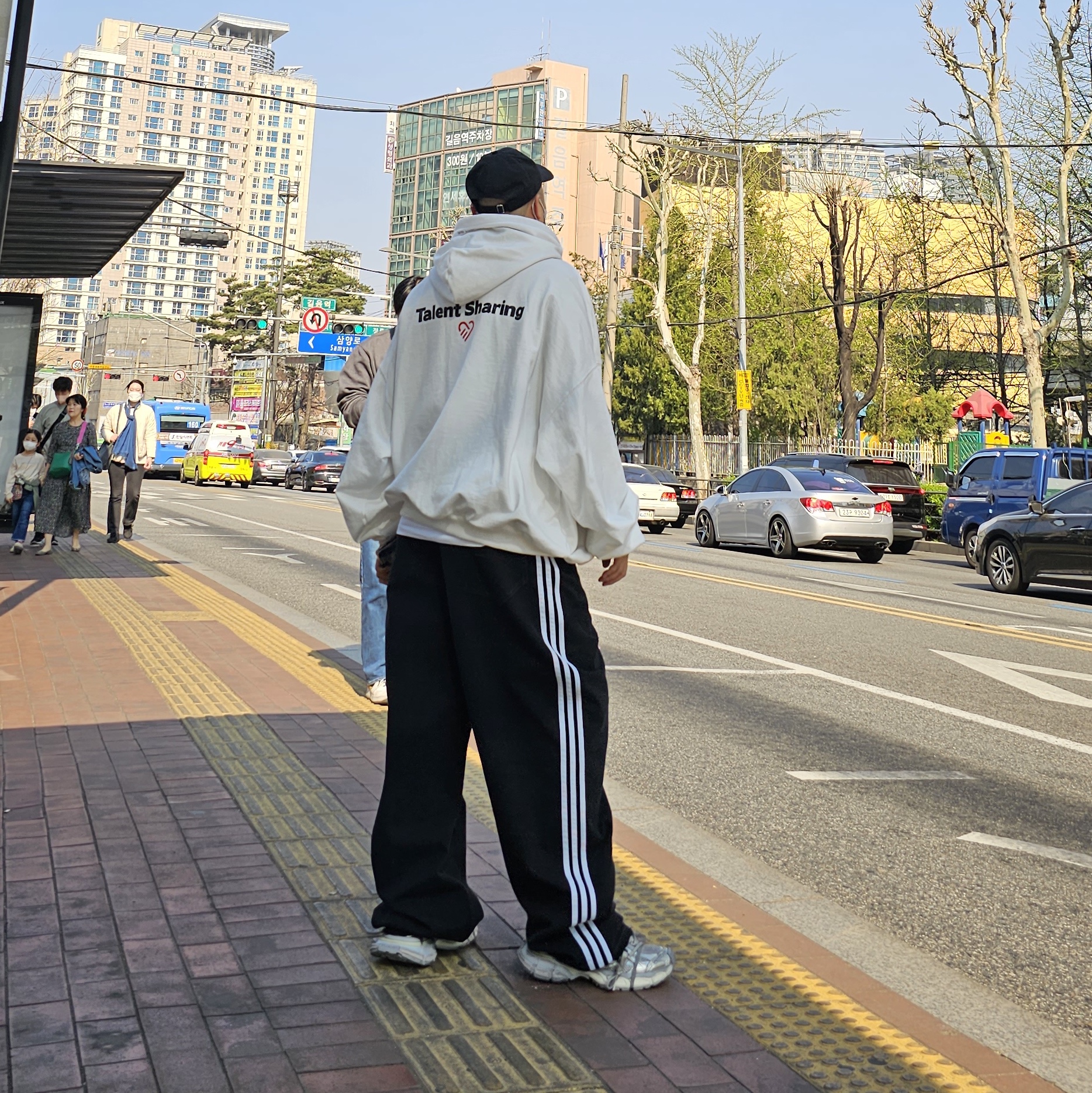 Balenciaga 3XL Sneakers Light Beige, Balenciaga x Adidas Large Baggy Trousers Black 착용 스타일 - 2