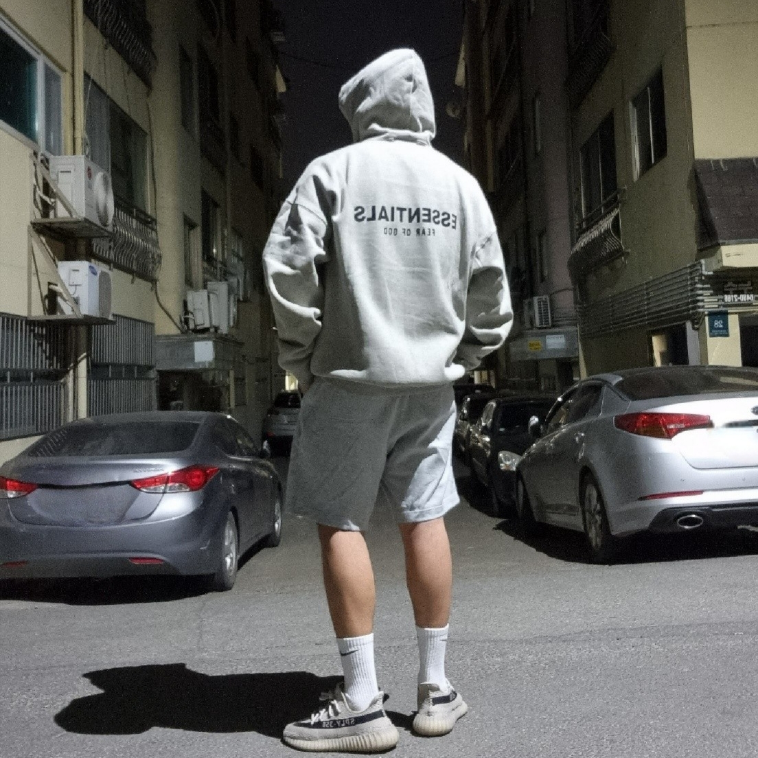 Essentials The Core Collection Hoodie Dark Oatmeal, Adidas Yeezy Boost 350 V2 Slate Core Black 2022/2023 착용 스타일 - 2