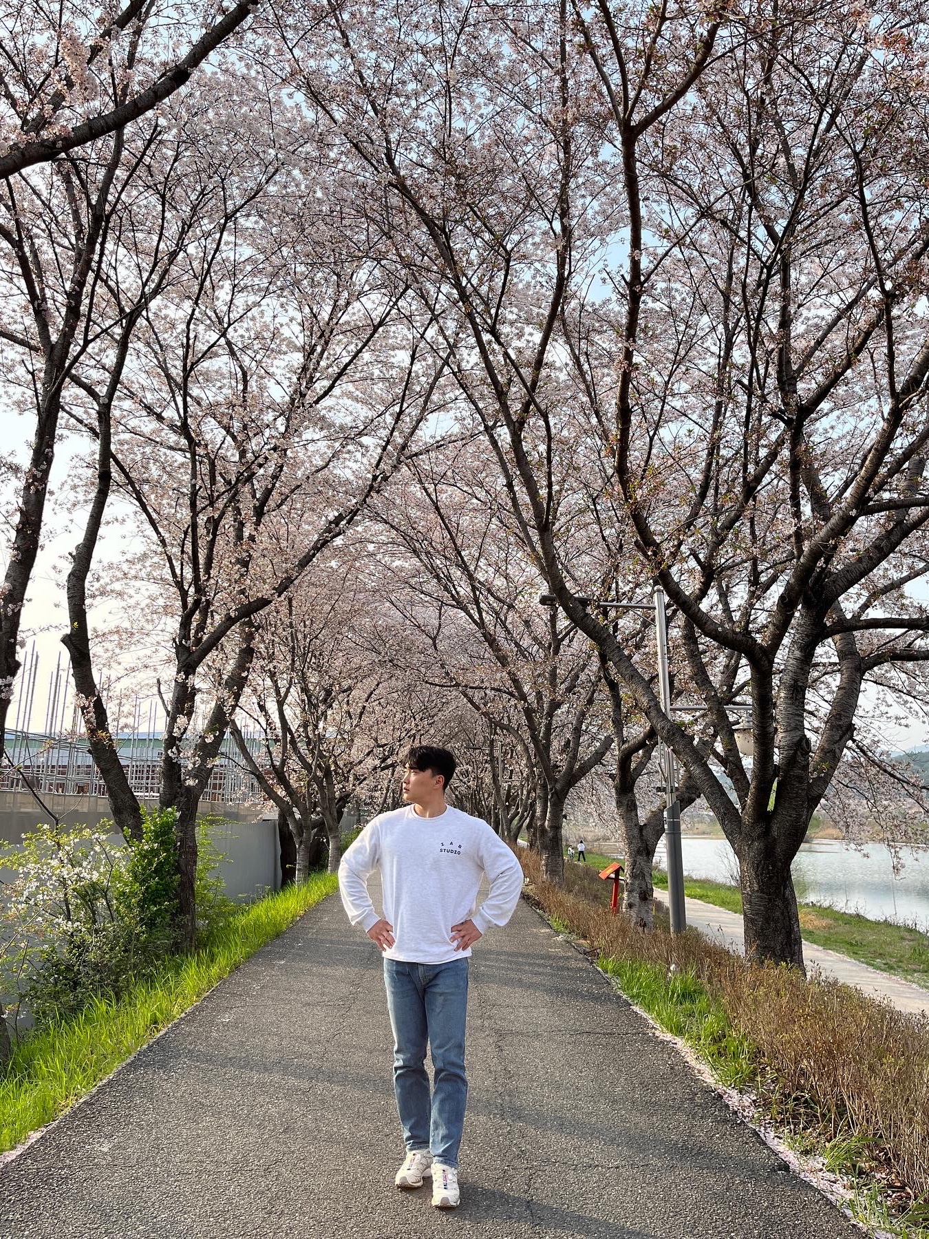 IAB Studio Long Sleeve Light Gray 착용 스타일