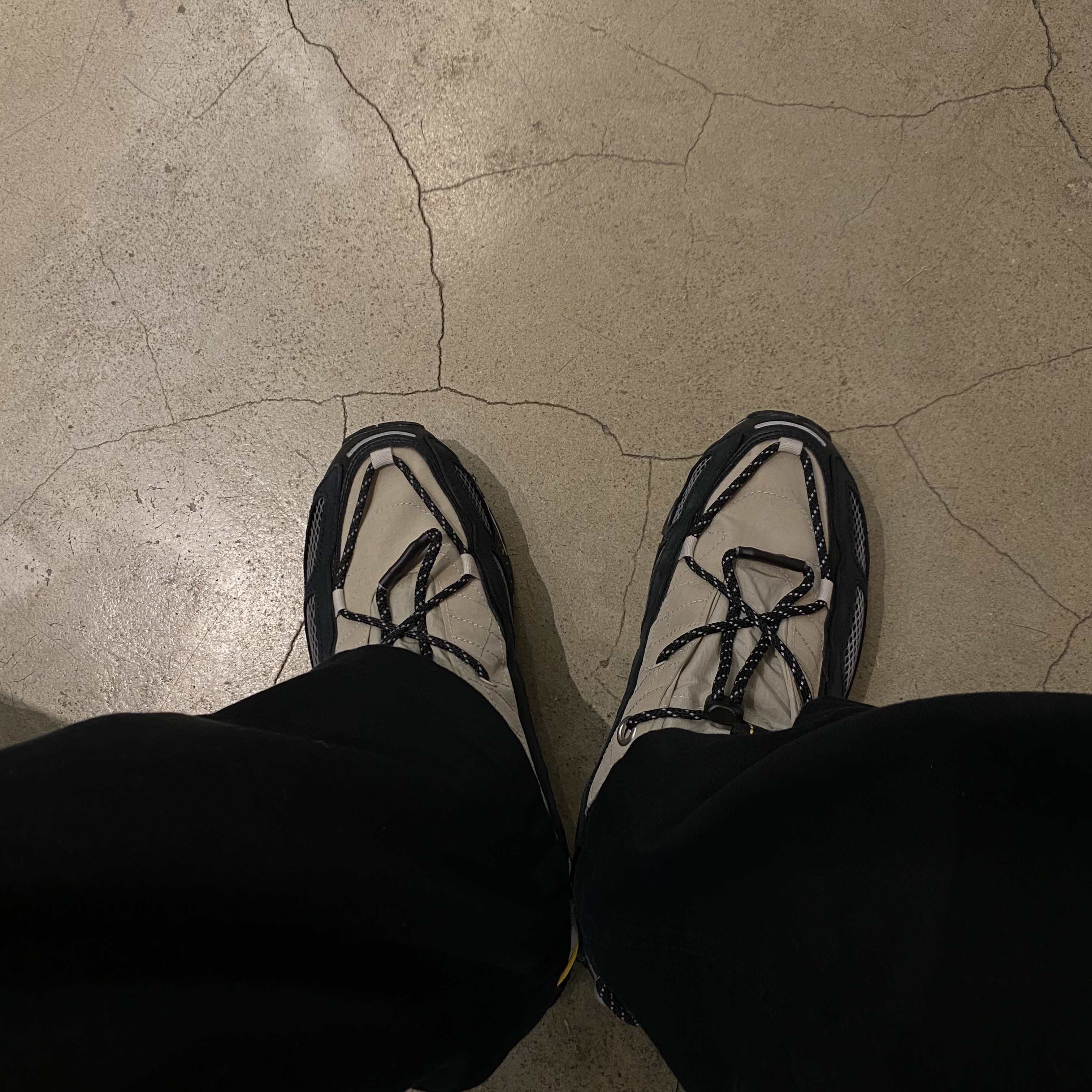 Adidas Shadowturf Core Black Silver Metallic 착용 스타일 - 3