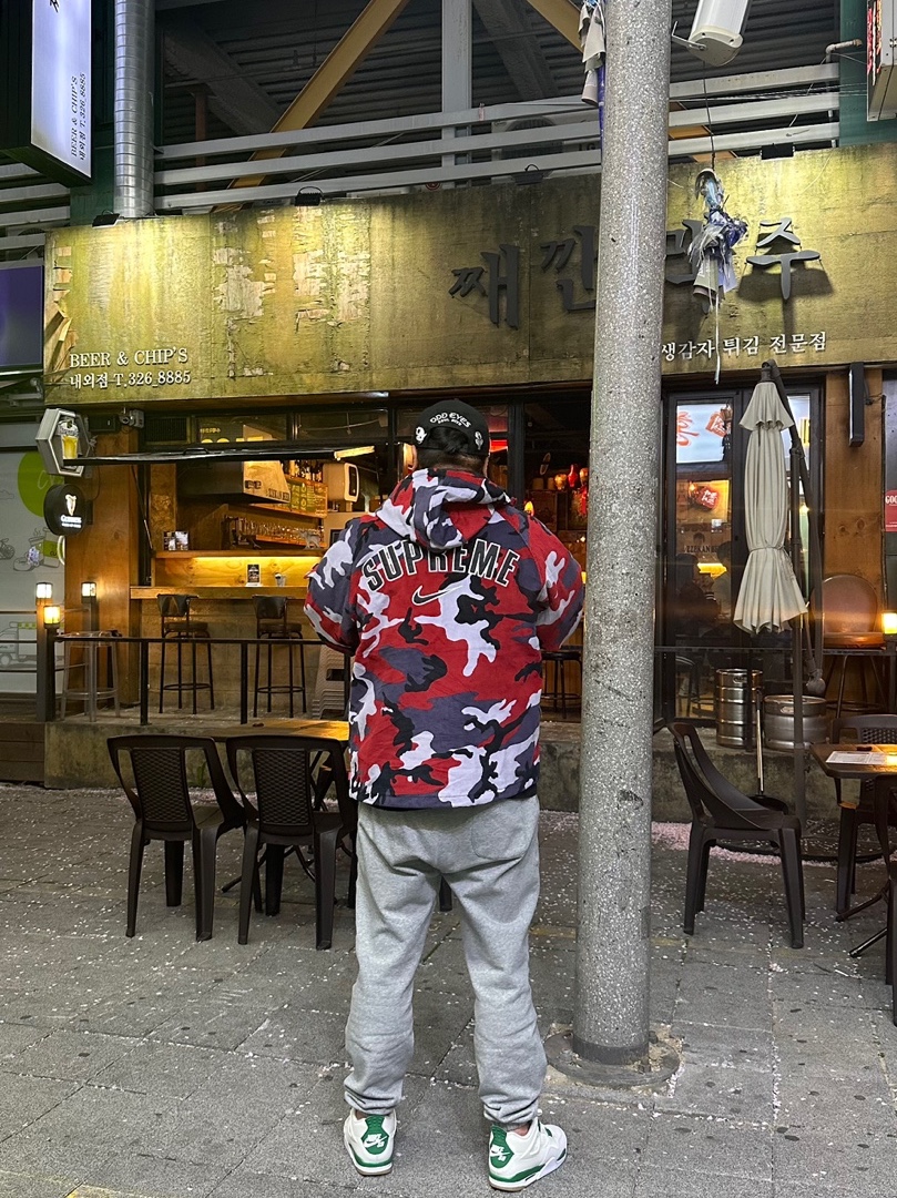 Supreme x Nike Arc Corduroy Hooded Jacket Red Camo - 22SS, Jordan 4 x Nike SB Retro SP Pine Green 착용 스타일