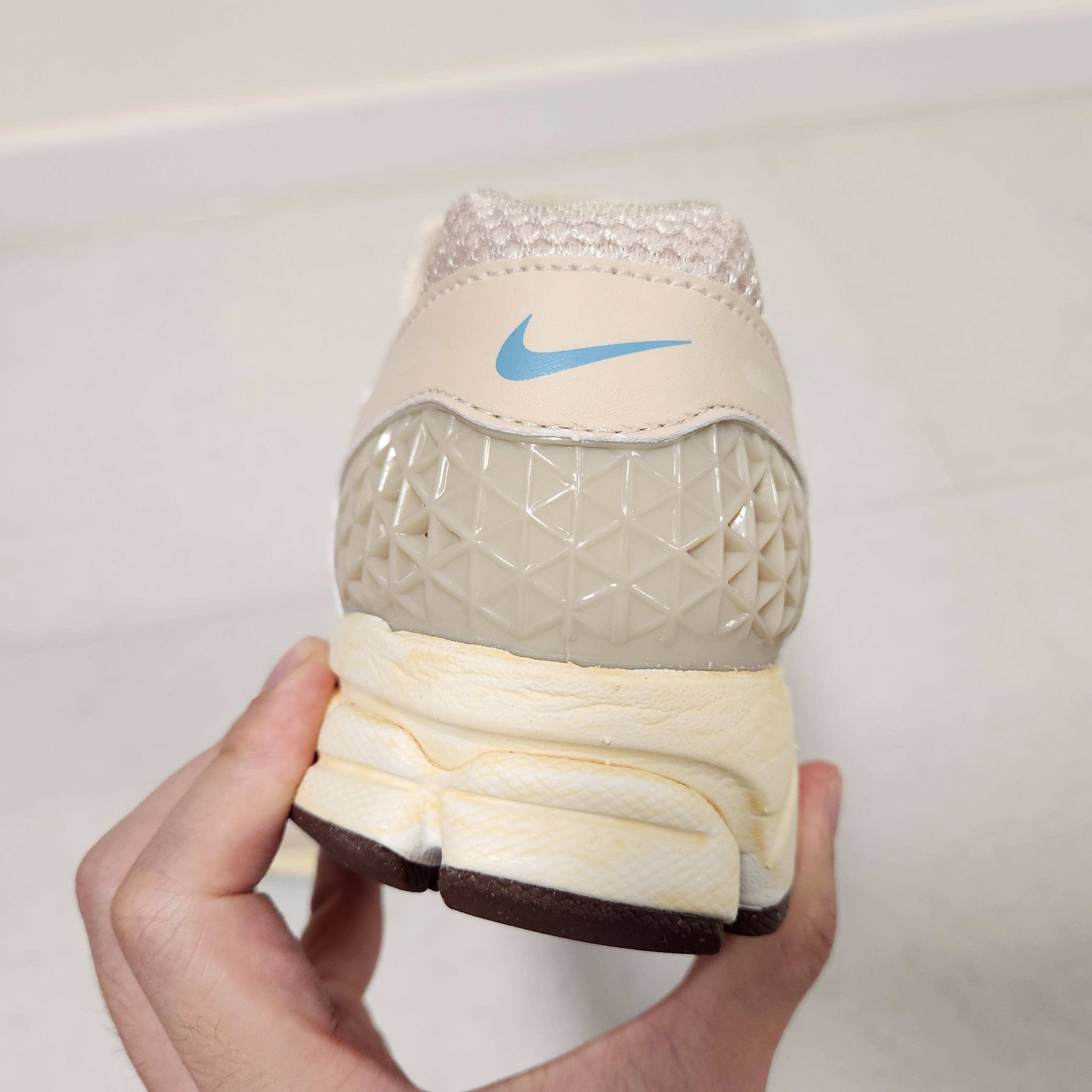(W) Nike Zoom Vomero 5 Oatmeal 착용 스타일 - 5