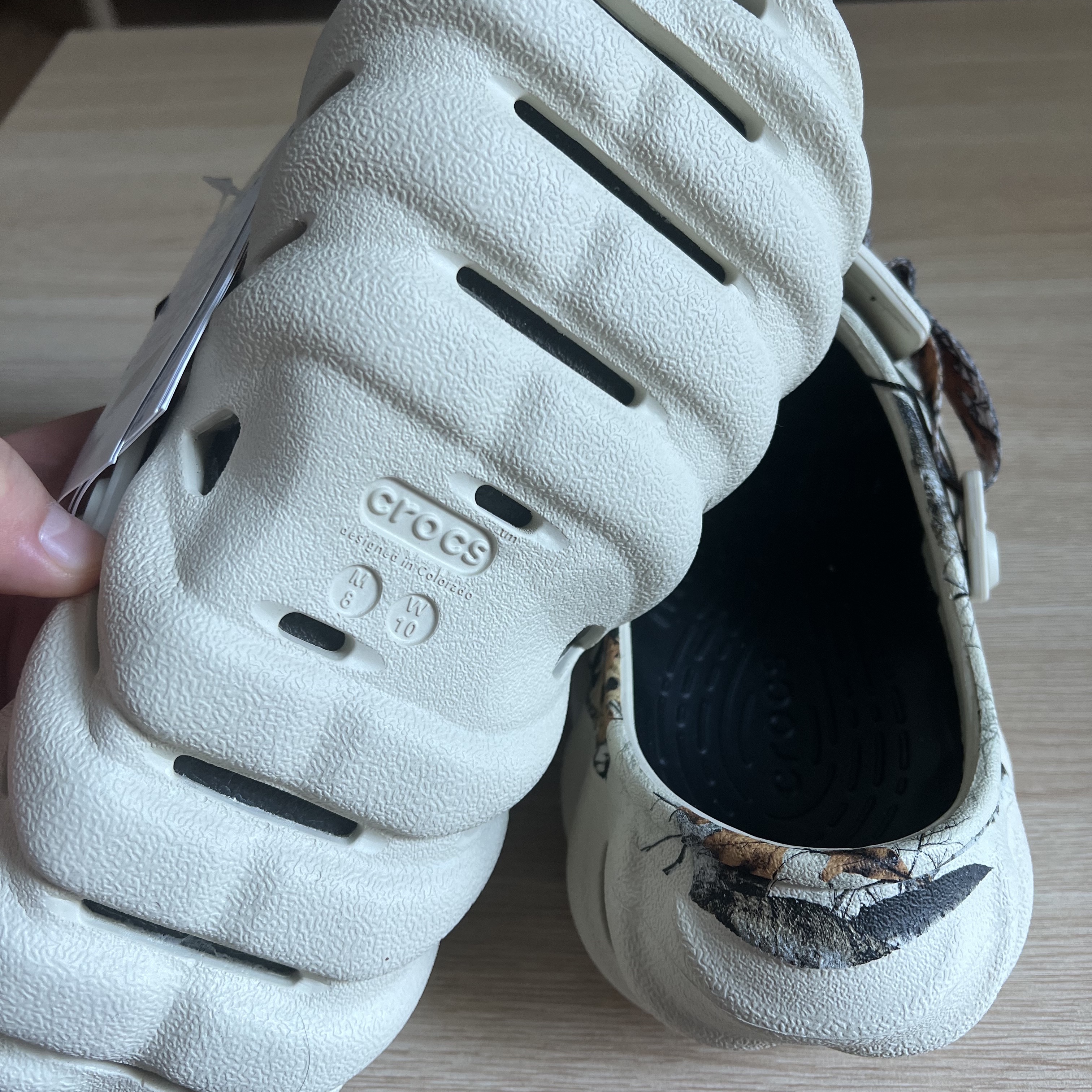 Crocs Echo Clog Real Tree Bone 착용 스타일 - 2