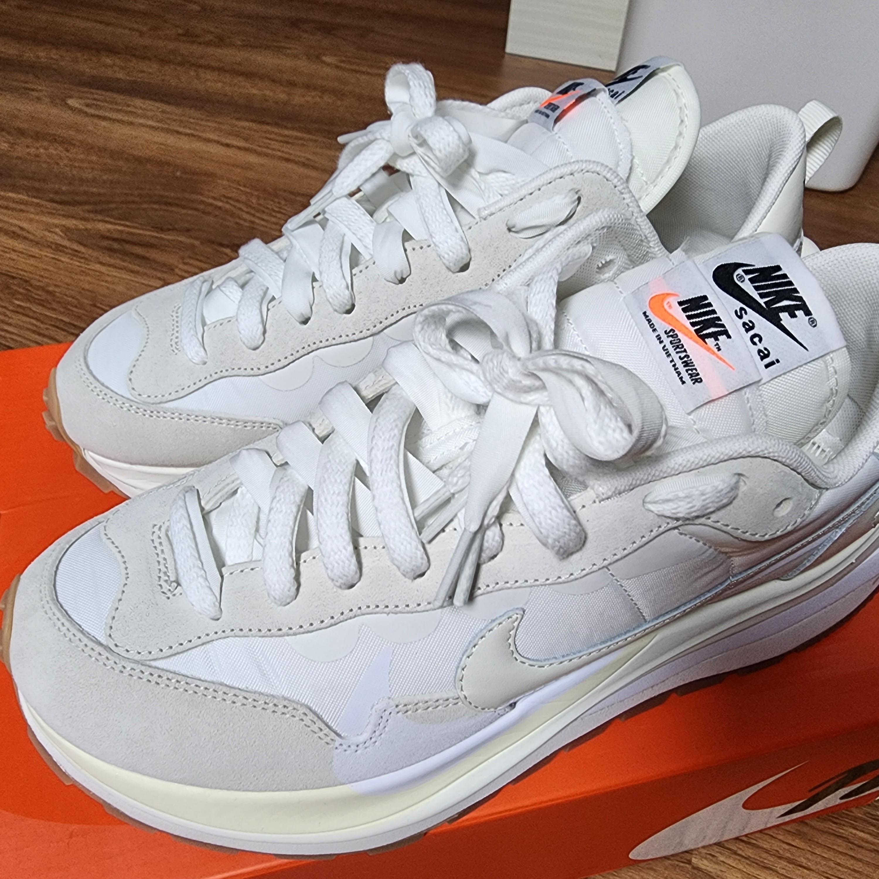 Nike x Sacai VaporWaffle White and Gum 착용 스타일