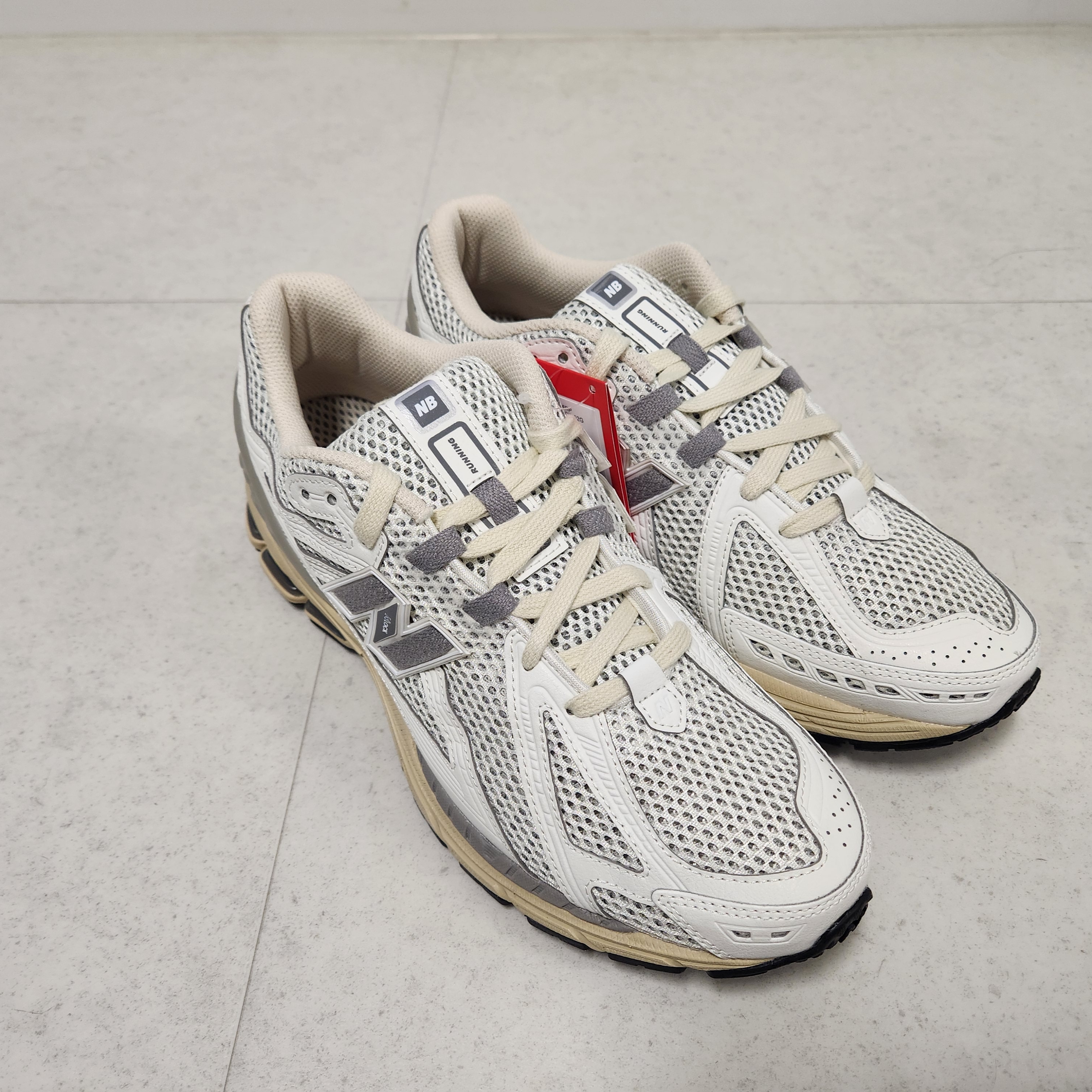 New Balance 1906R White Gray 착용 스타일 - 2
