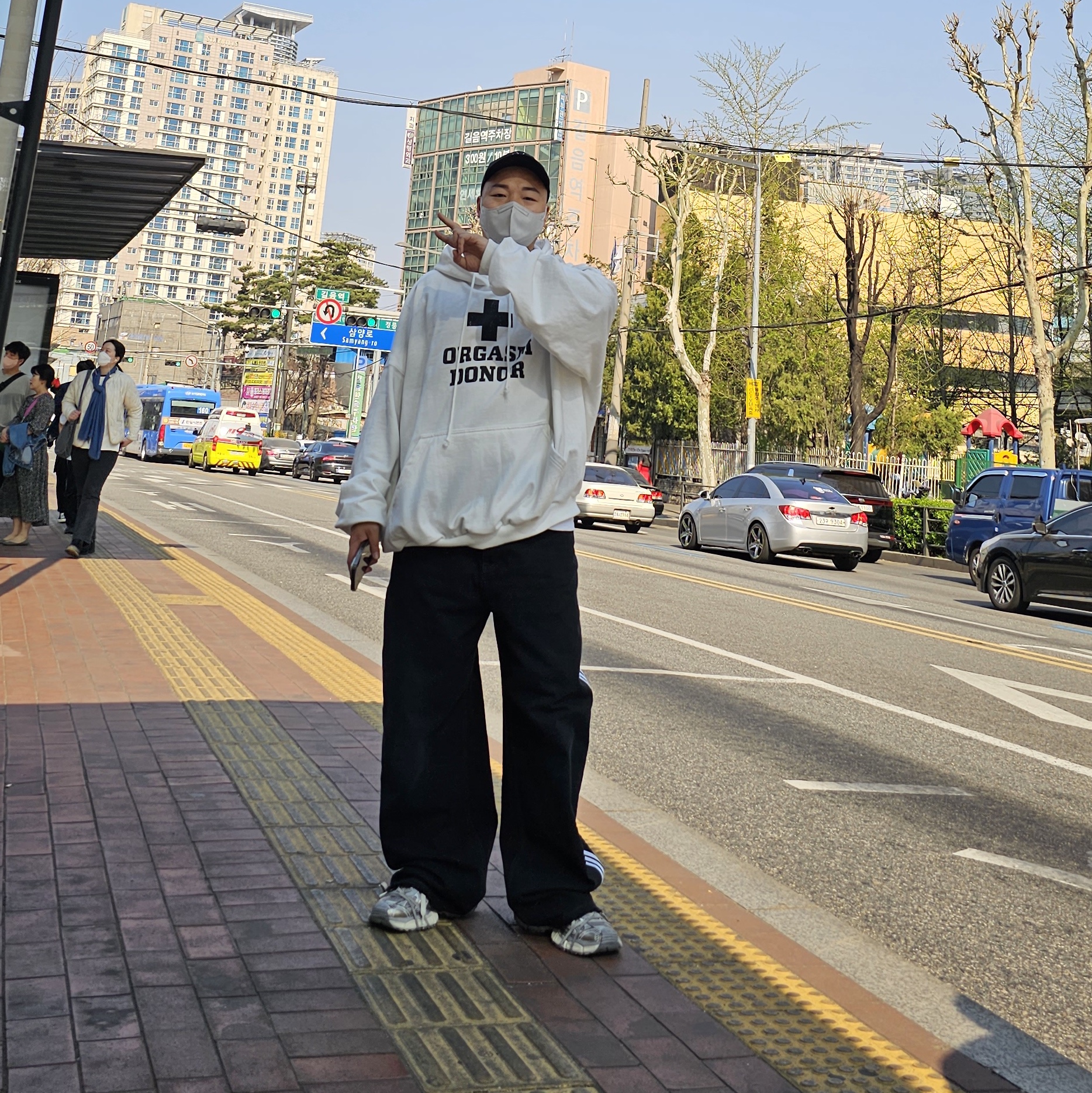 Balenciaga 3XL Sneakers Light Beige, Balenciaga x Adidas Large Baggy Trousers Black 착용 스타일 - 1