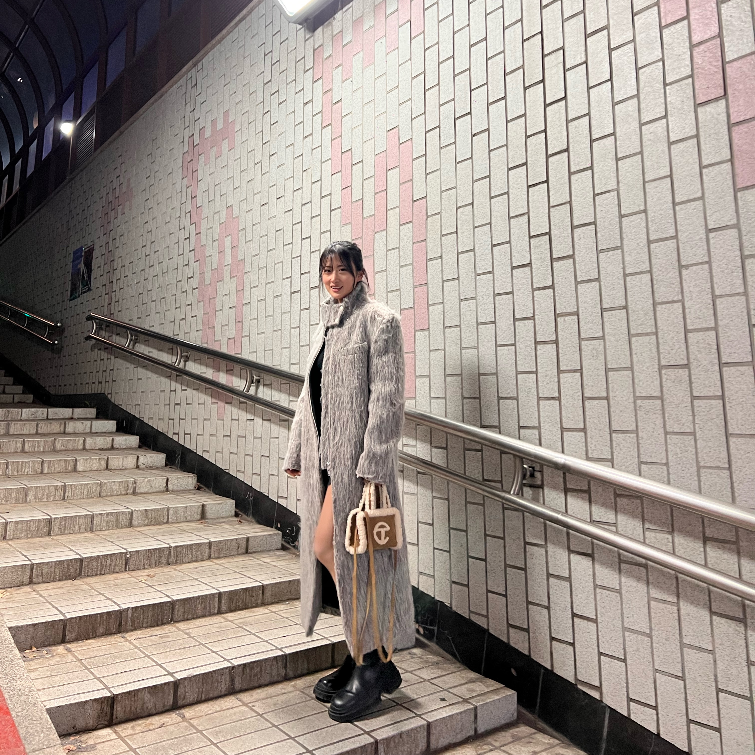 Telfar x UGG Small Shopping Bag Chestnut 착용 스타일 - 2