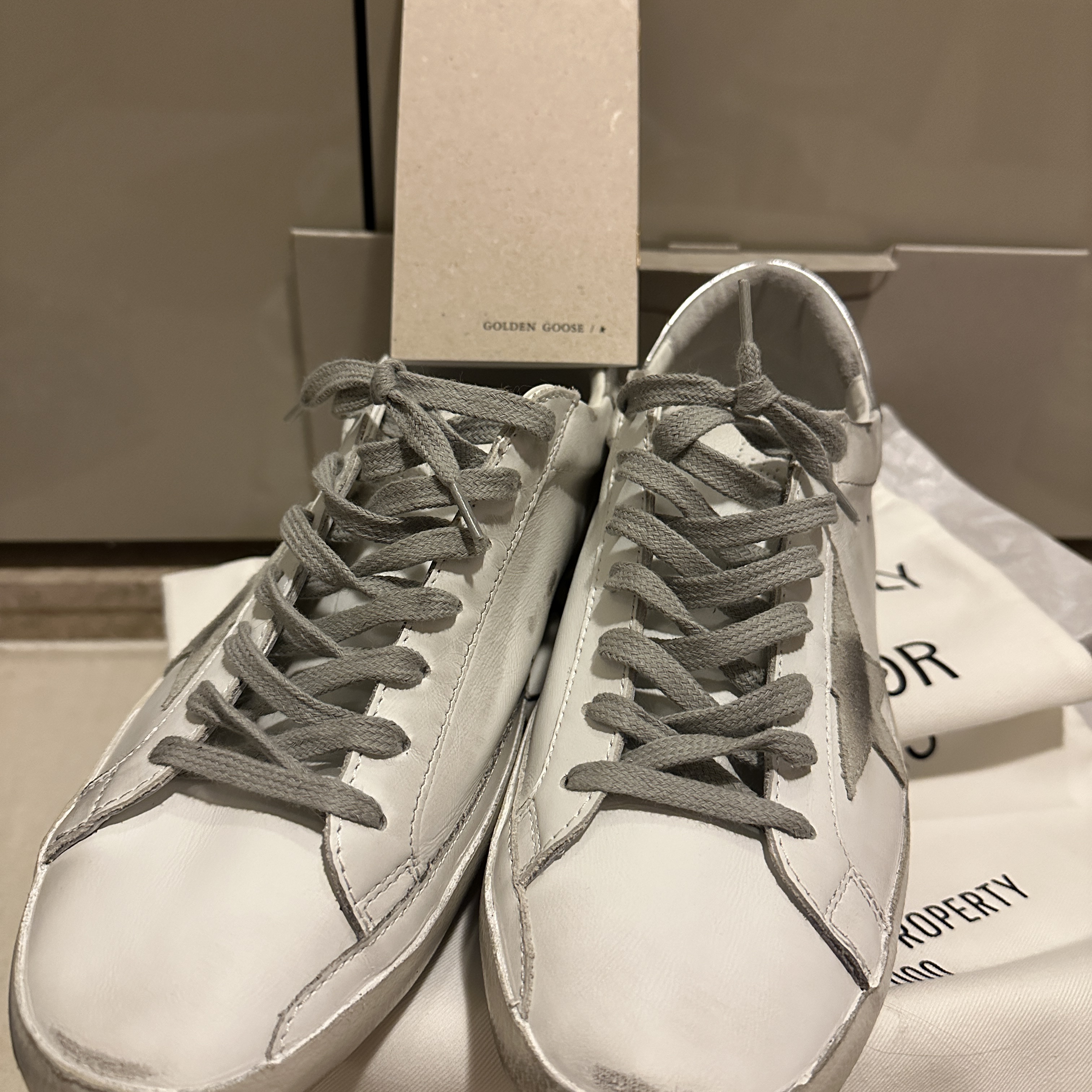 Golden Goose Superstar White Silver Heel Tab Sneakers 착용 스타일