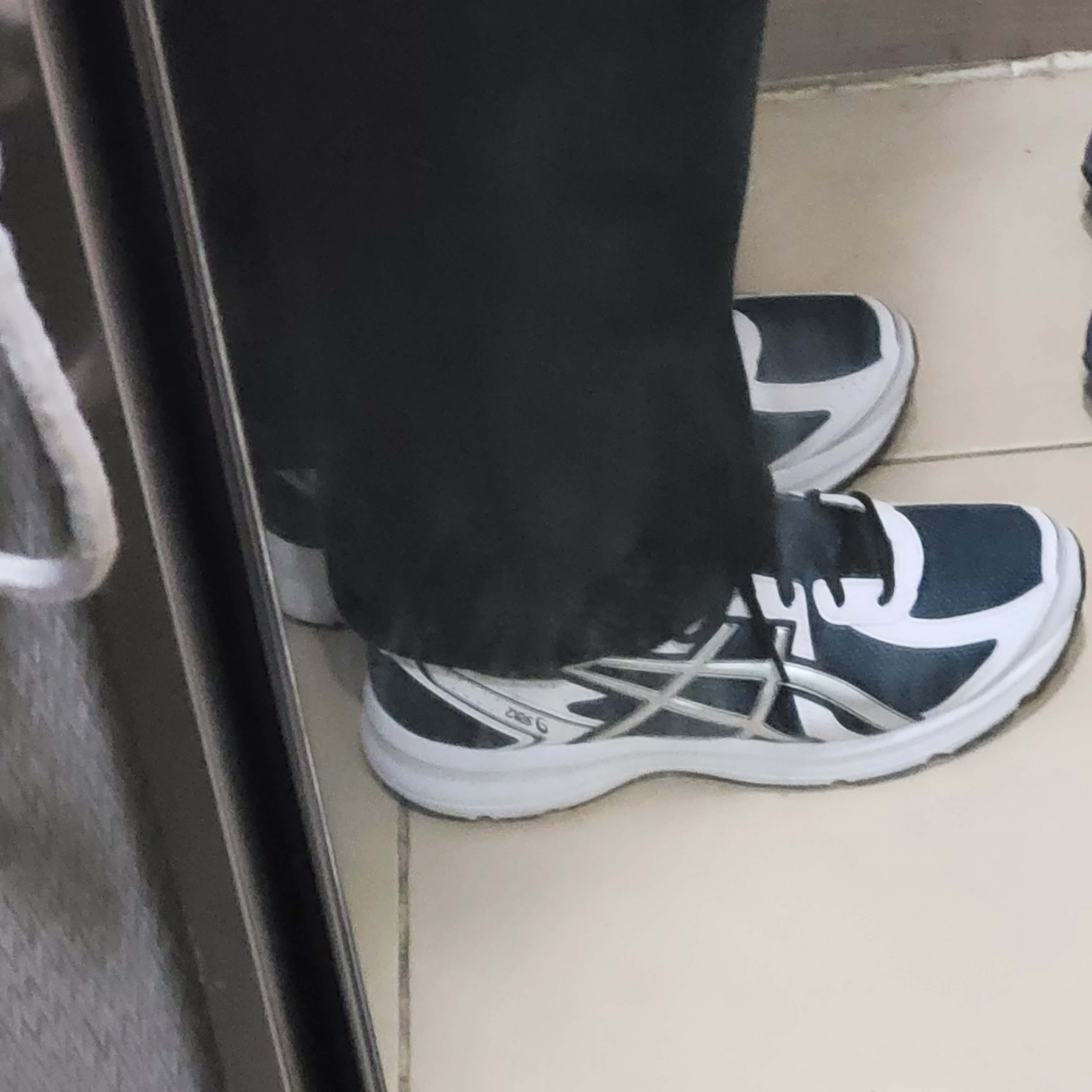Asics Jog 100 S Navy Pure Silver - 2E Wide 착용 스타일 - 3