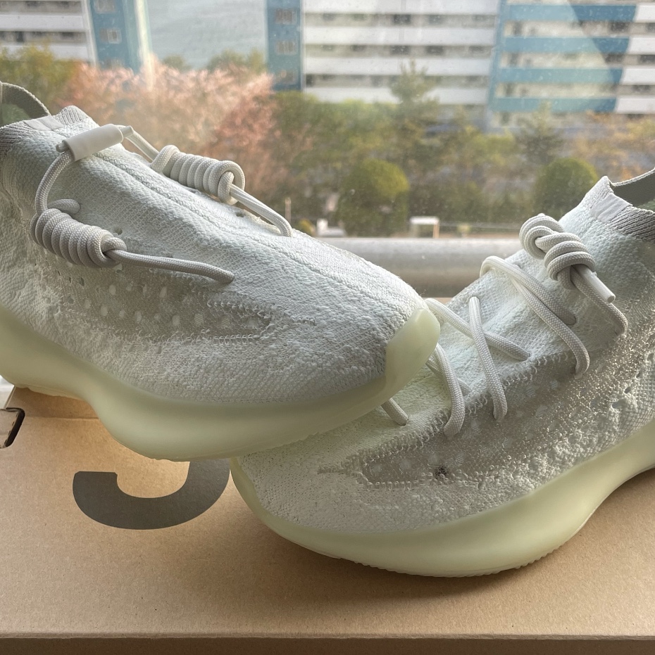 Adidas Yeezy Boost 380 Calcite Glow 착용 스타일 - 1