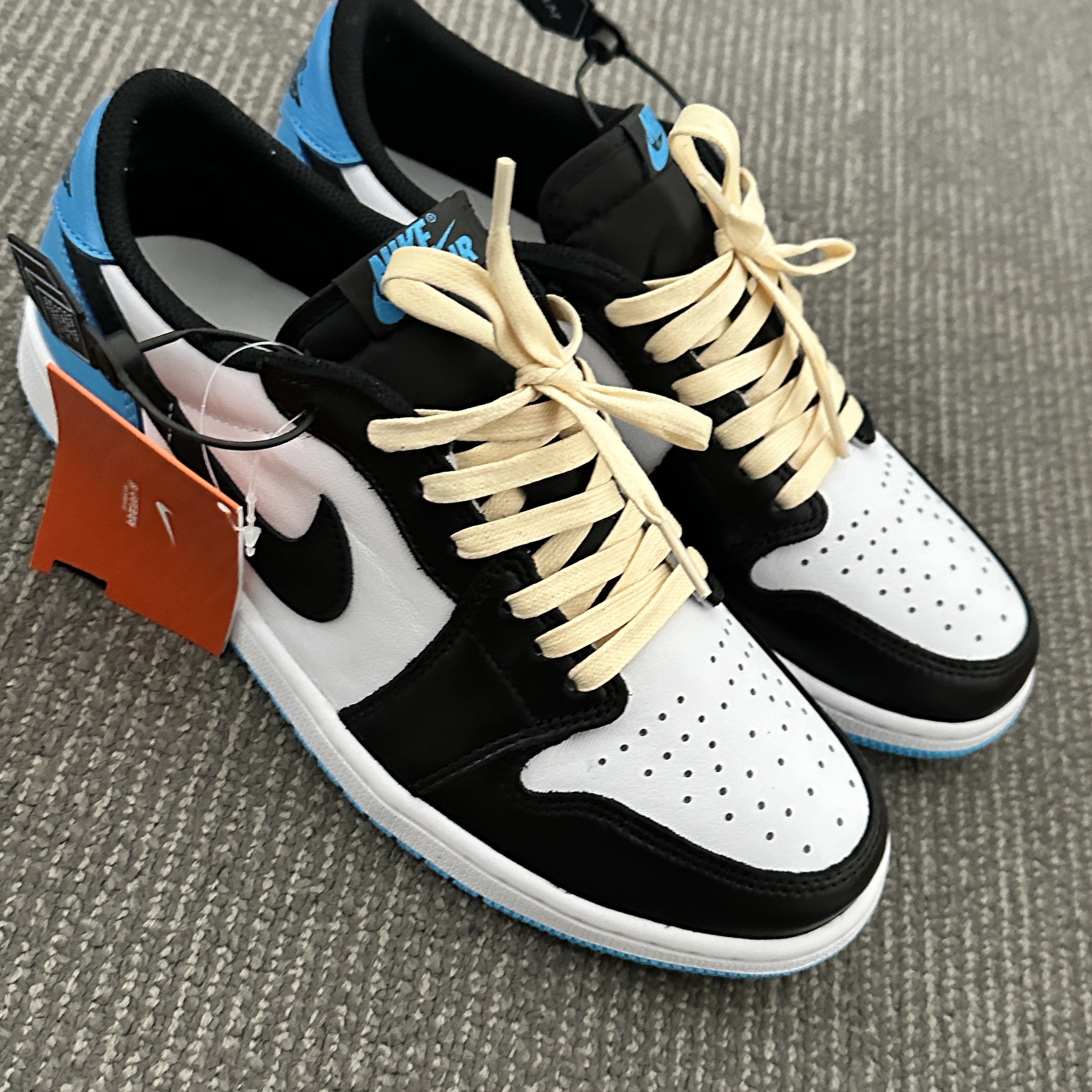 Jordan 1 Retro Low OG Black and Dark Powder Blue 착용 스타일