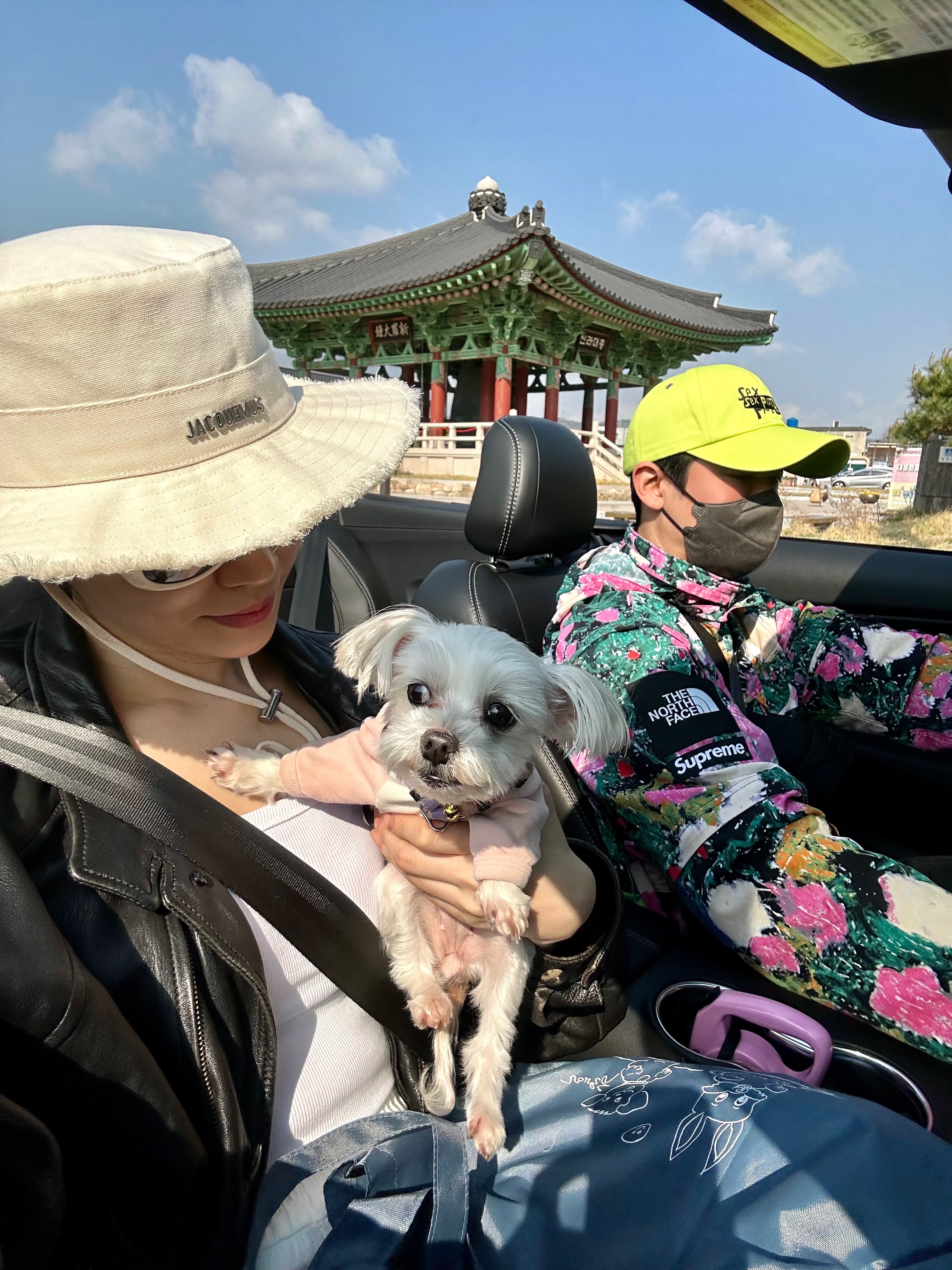 Supreme x The North Face Trekking Convertible Jacket Flowers - 22SS, Jacquemus Le Bob Artichaut Bucket Hat Off White 착용 스타일 - 1