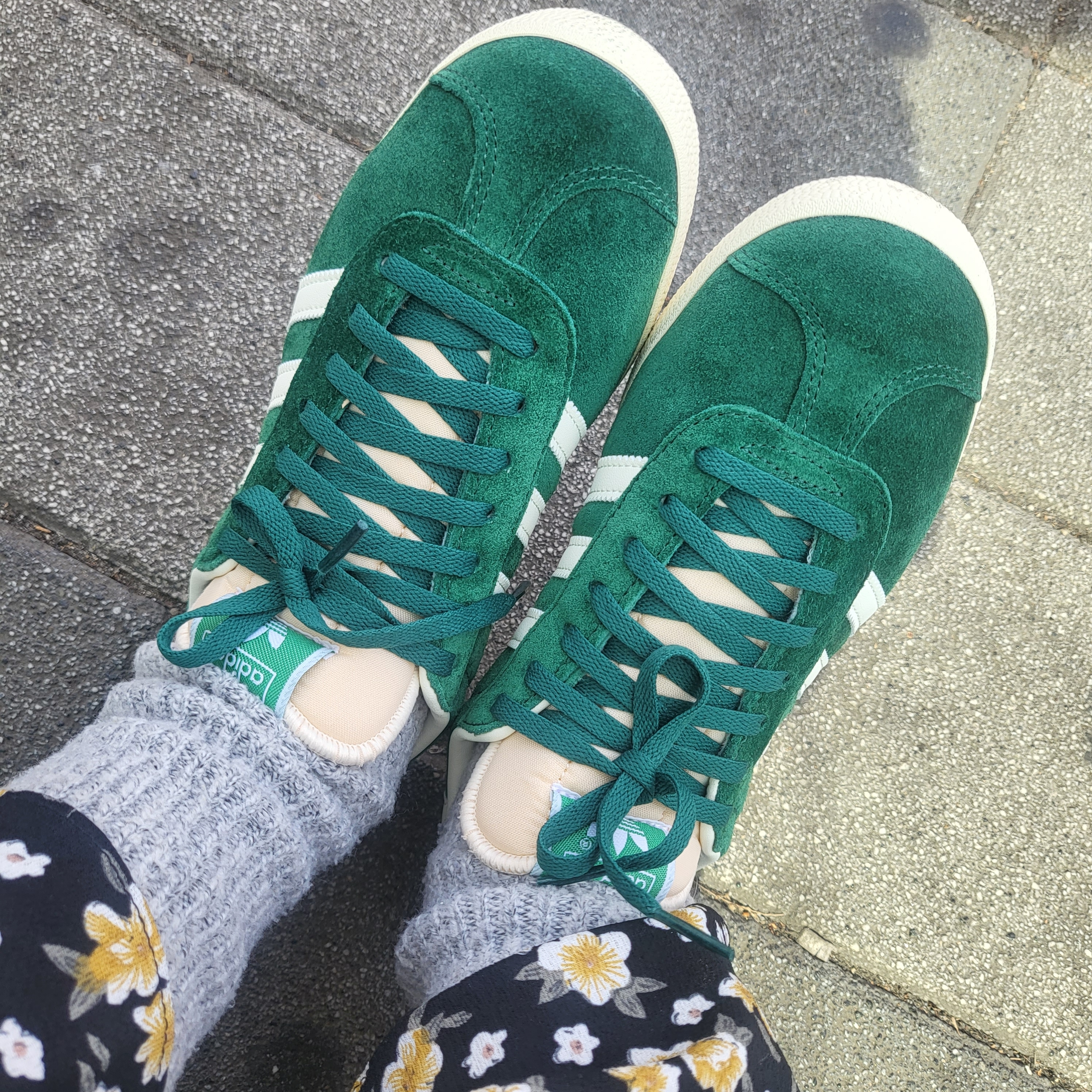 Adidas Gazelle Dark Green Cream White 착용 스타일 - 2