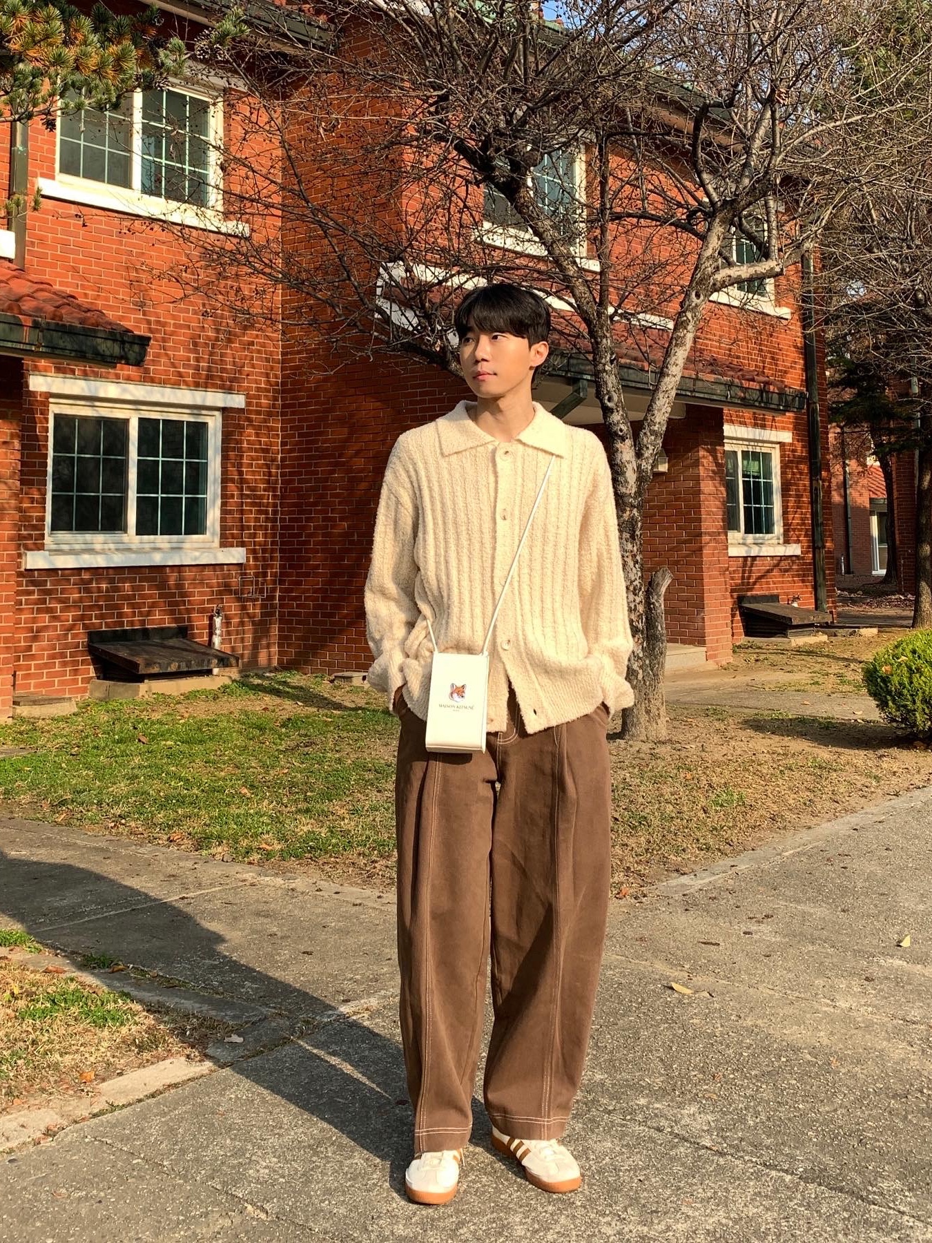 Adidas City Series Triest Cream White, Maison Kitsune x Laneige Crossbody Bag 착용 스타일 - 1