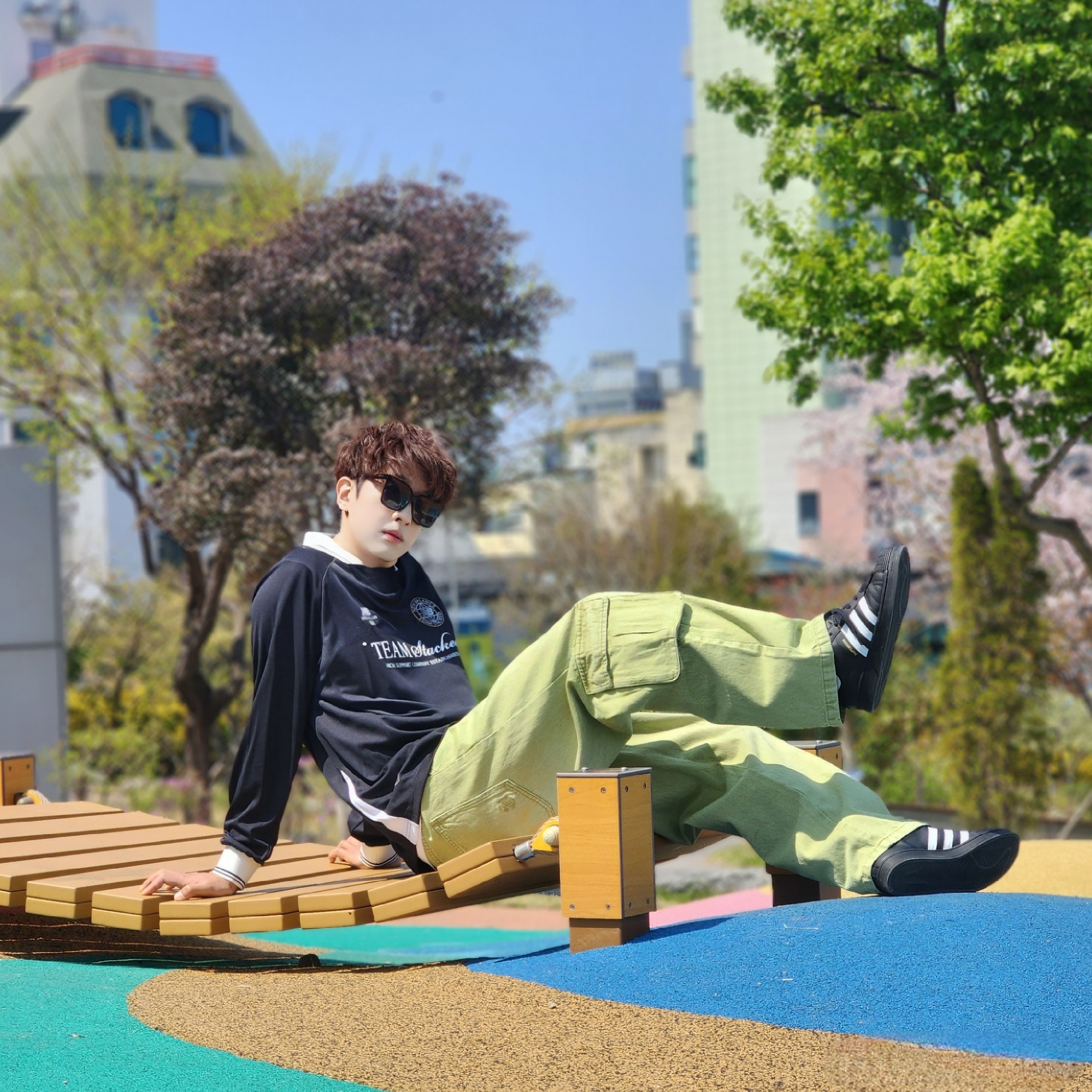 Adidas Superstar Core Black White 착용 스타일 - 1