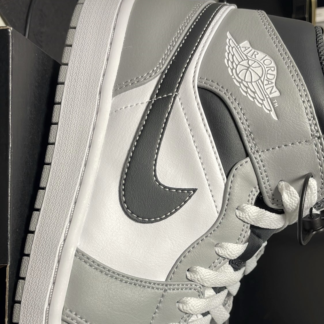 Jordan 1 Mid Light Smoke Grey Anthracite 착용 스타일 - 1