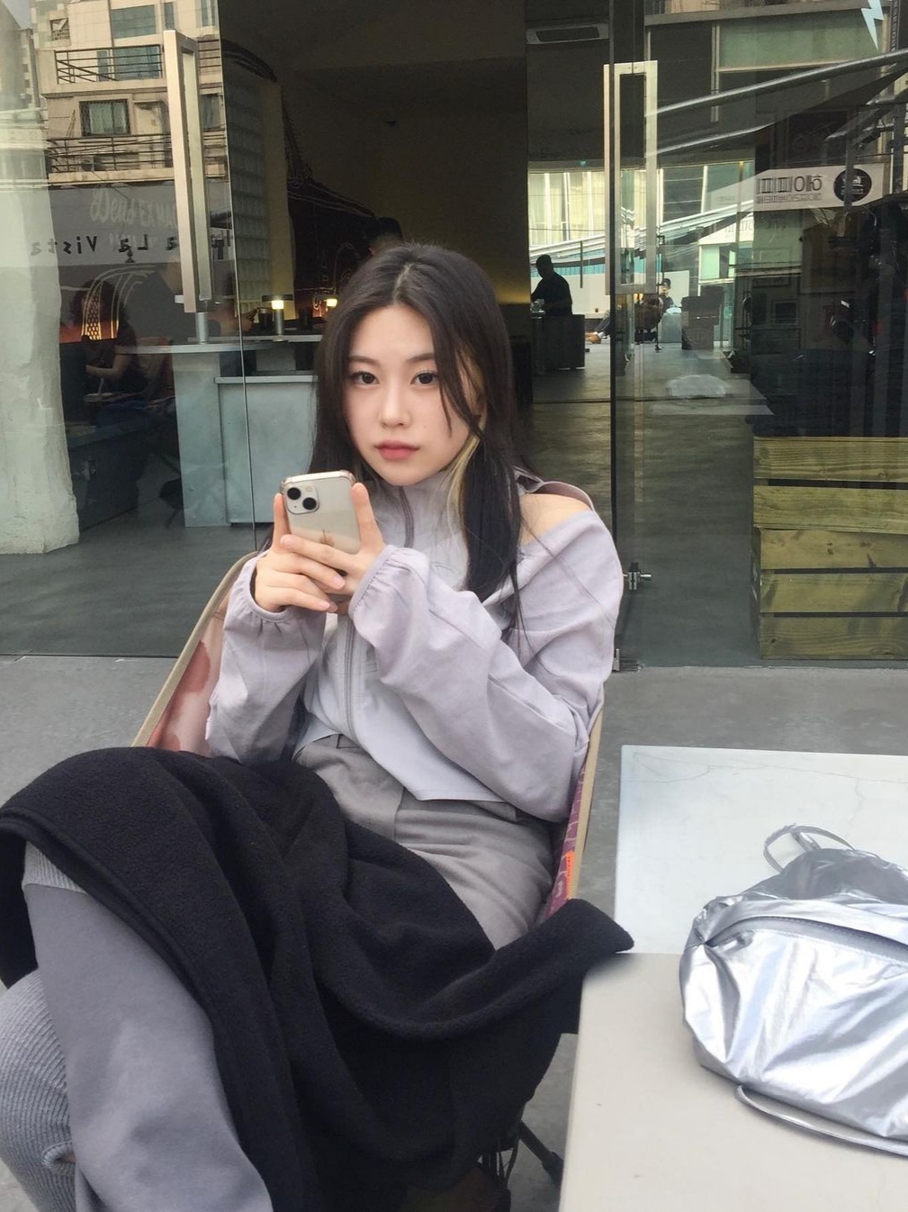Art Of Field Off The Shoulder Hooded Jacket Light Gray 착용 스타일 - 1