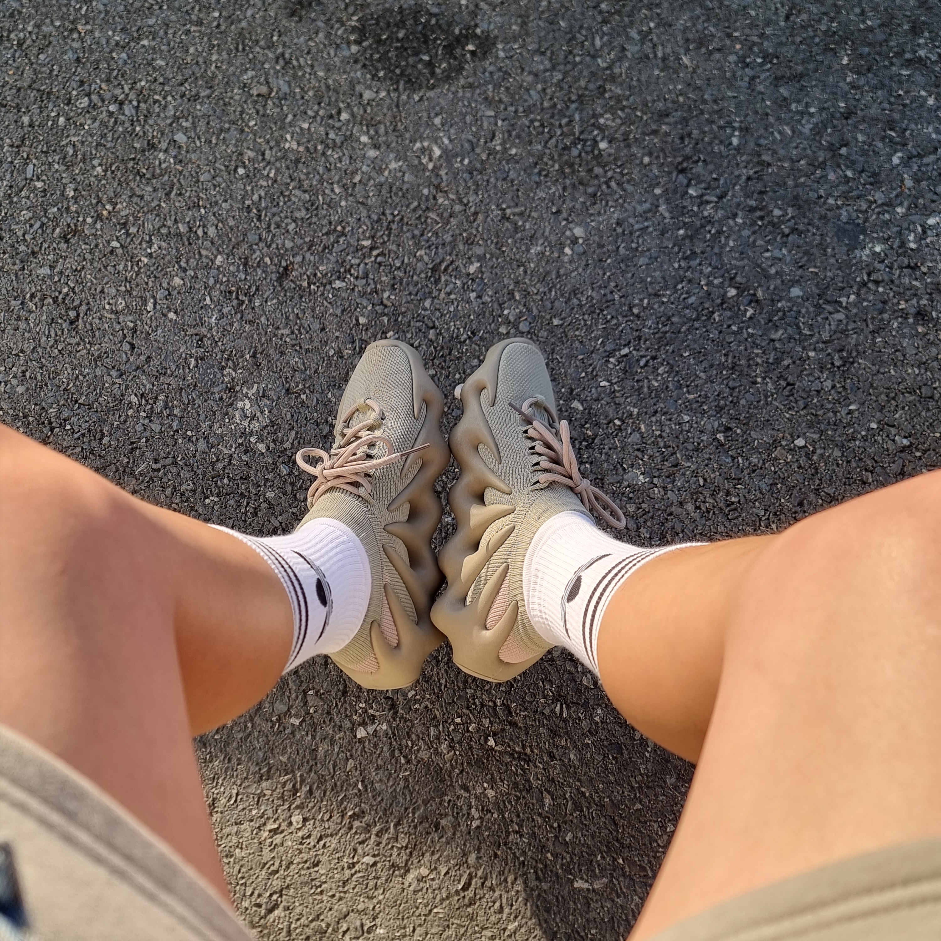 Adidas Yeezy 450 Stone Flax 착용 스타일 - 3