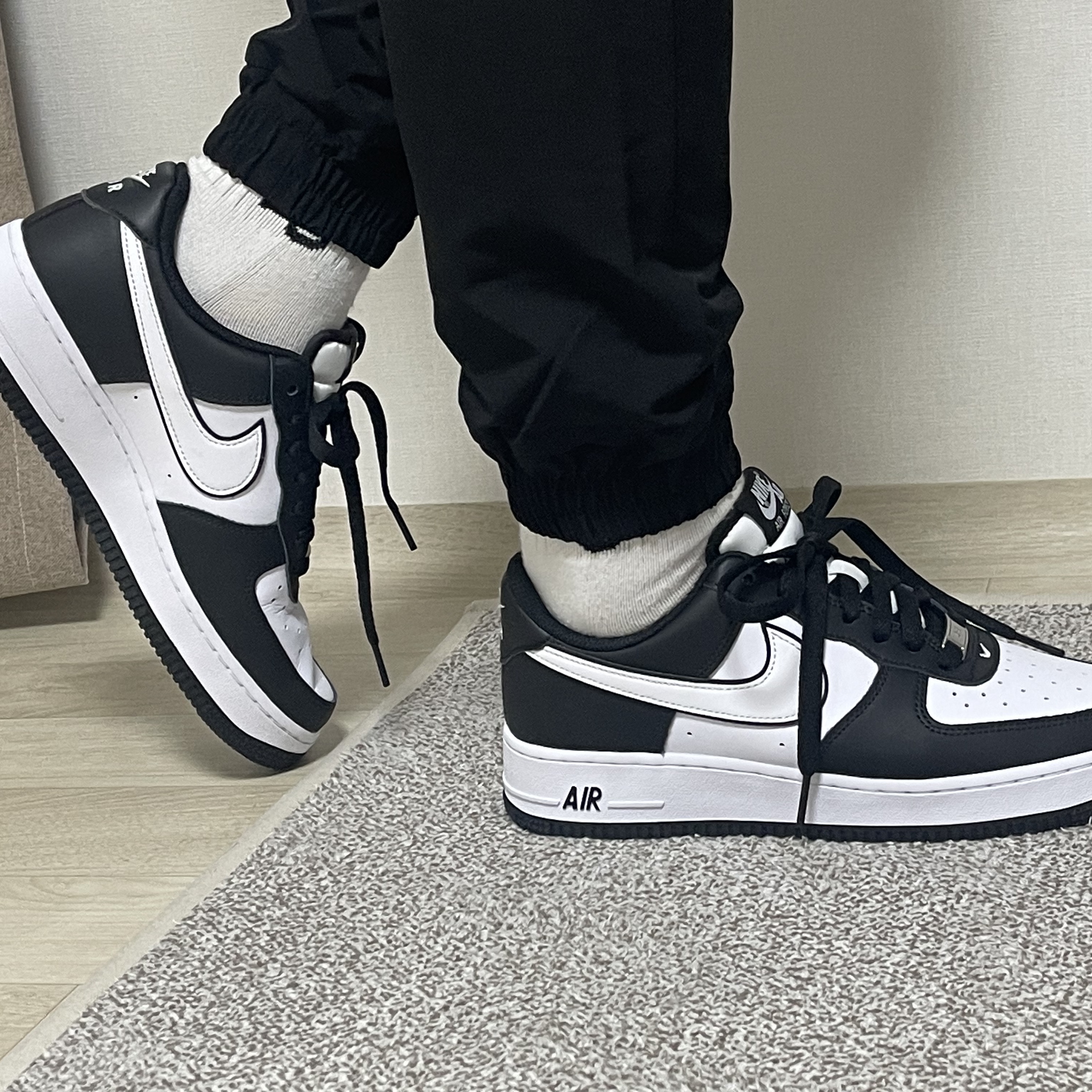 Nike Air Force 1 '07 Black White 착용 스타일 - 1