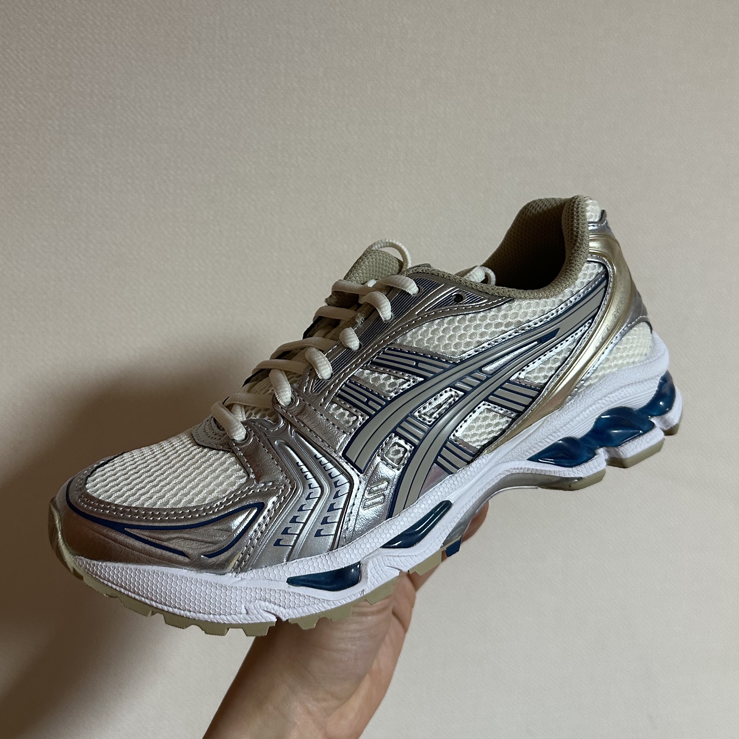Asics Gel-Kayano 14 Cream Pure Silver 착용 스타일 - 2