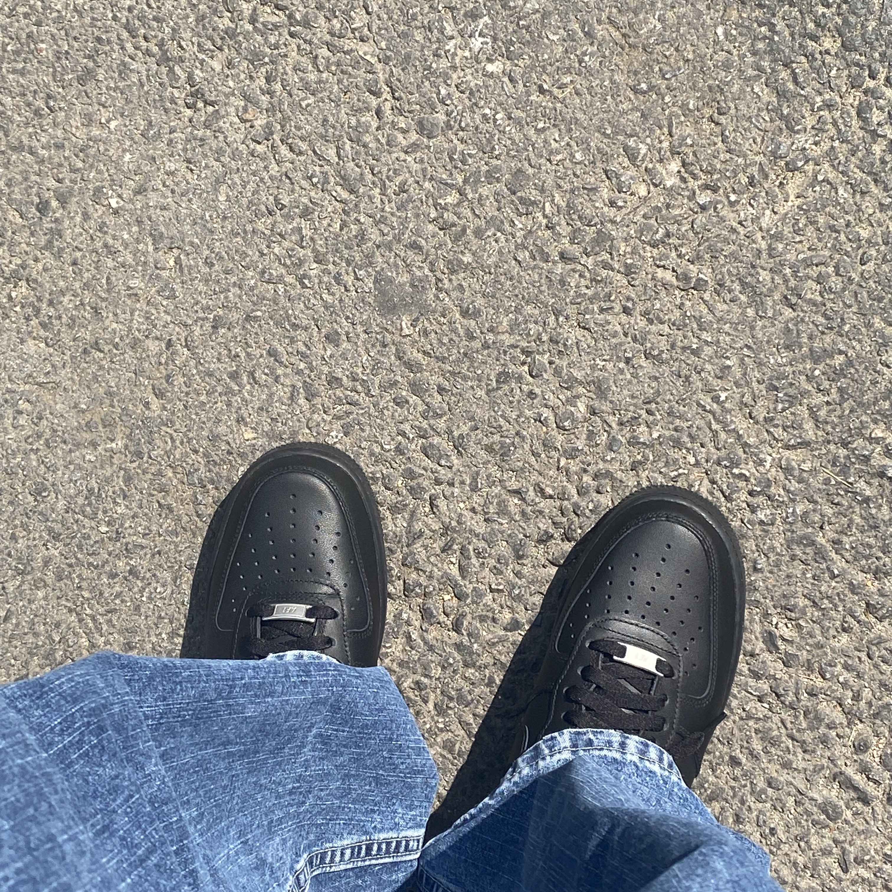 Nike Air Force 1 '07 Low Triple Black 착용 스타일