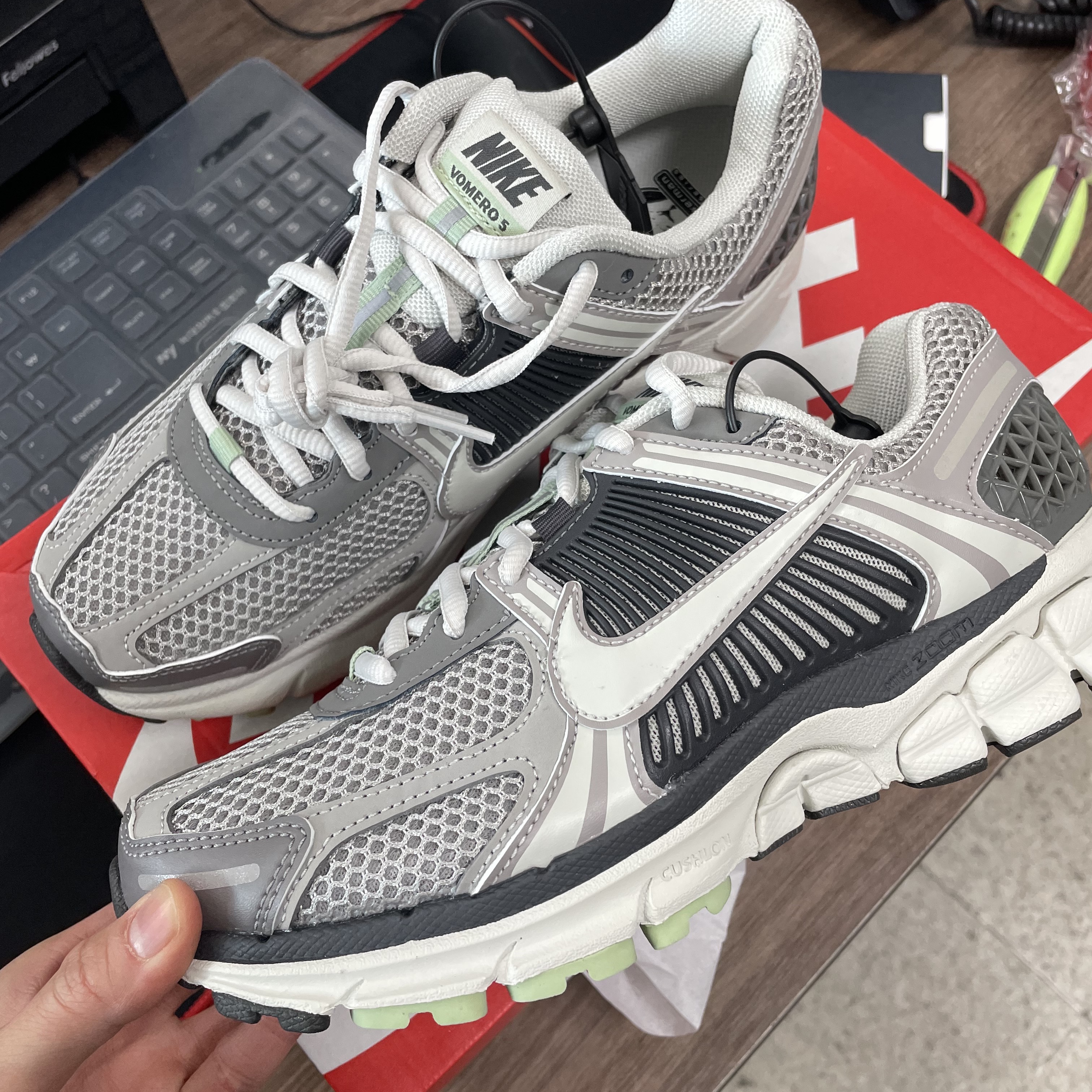 (W) Nike Zoom Vomero 5 Cobblestone and Flat Pewter 착용 스타일 - 1