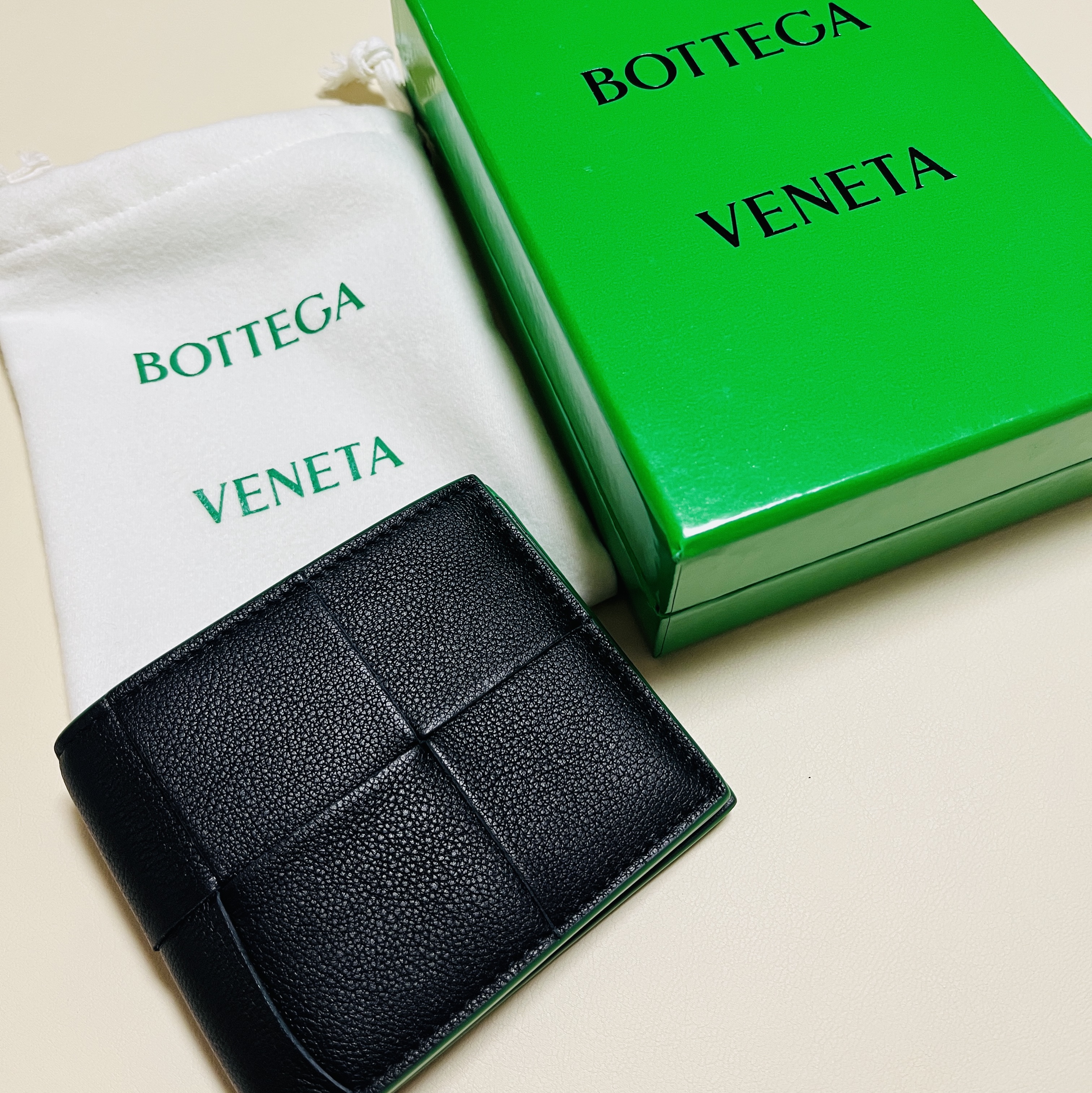 Bottega Veneta Bi-Fold Wallet Black Parakeet 착용 스타일