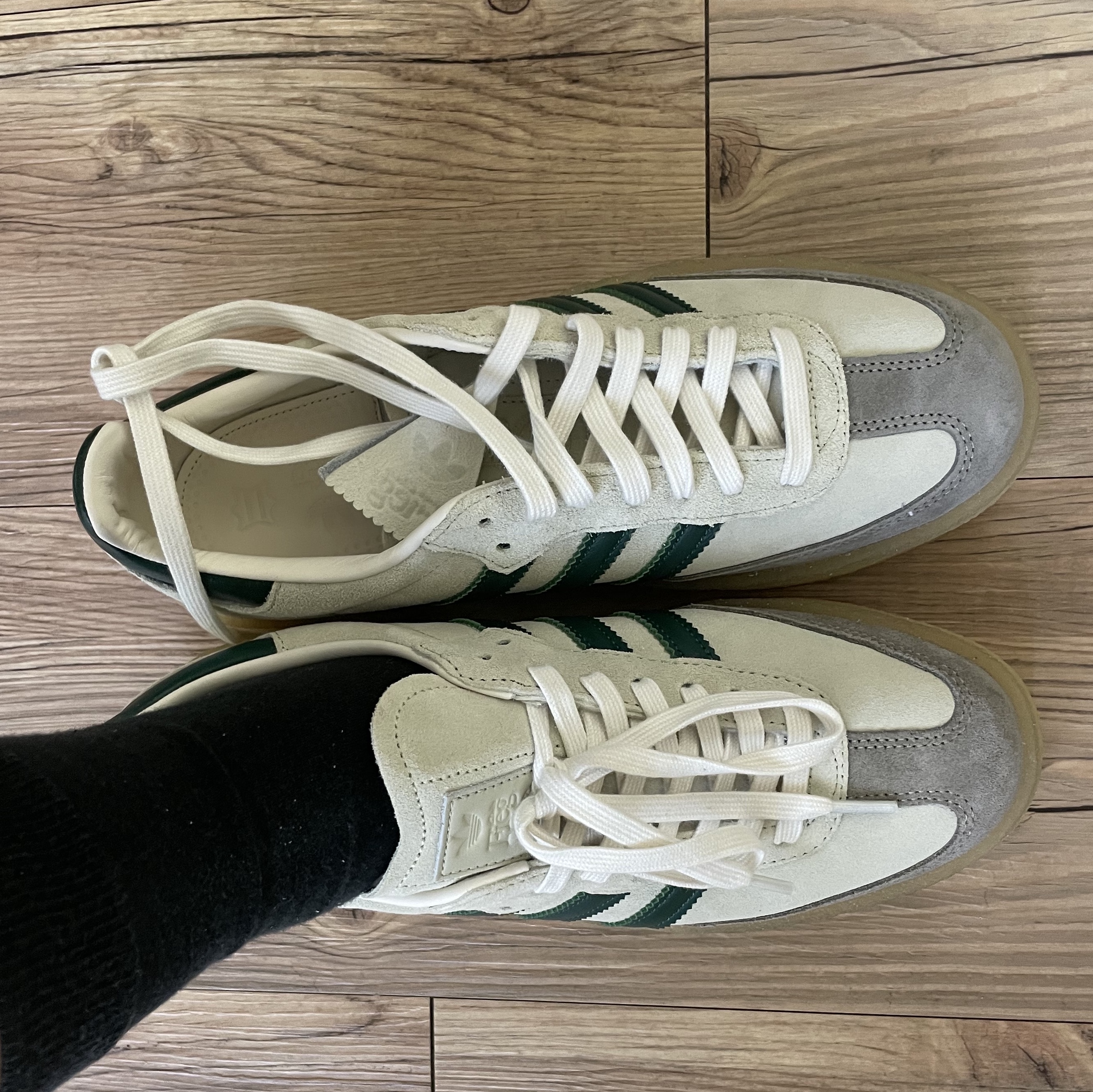 Adidas x Clarks x Ronnie Fieg 8th Street Samba Chalk White Green 착용 스타일 - 2