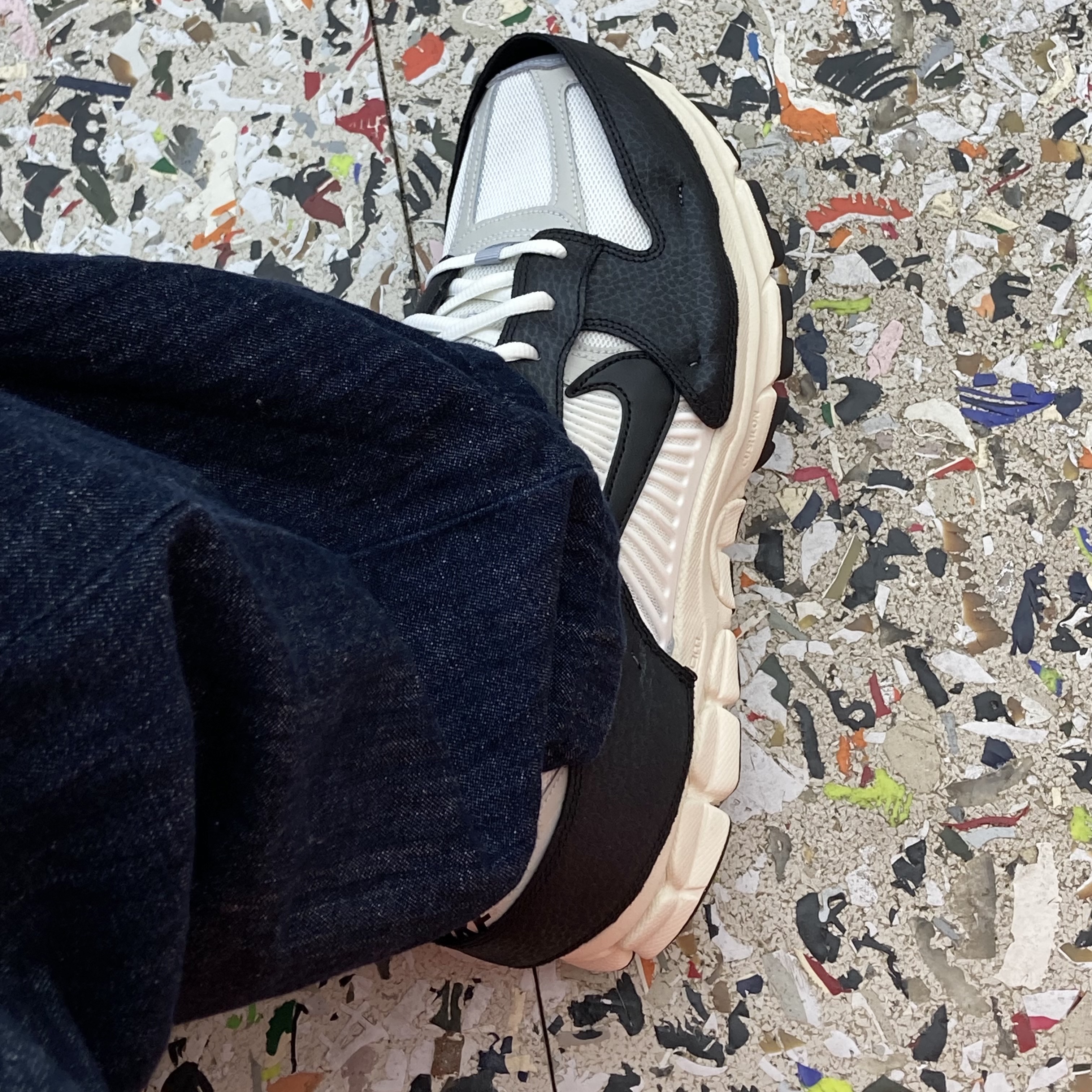 (W) Nike Zoom Vomero 5 Wolf Grey and Black 착용 스타일 - 3