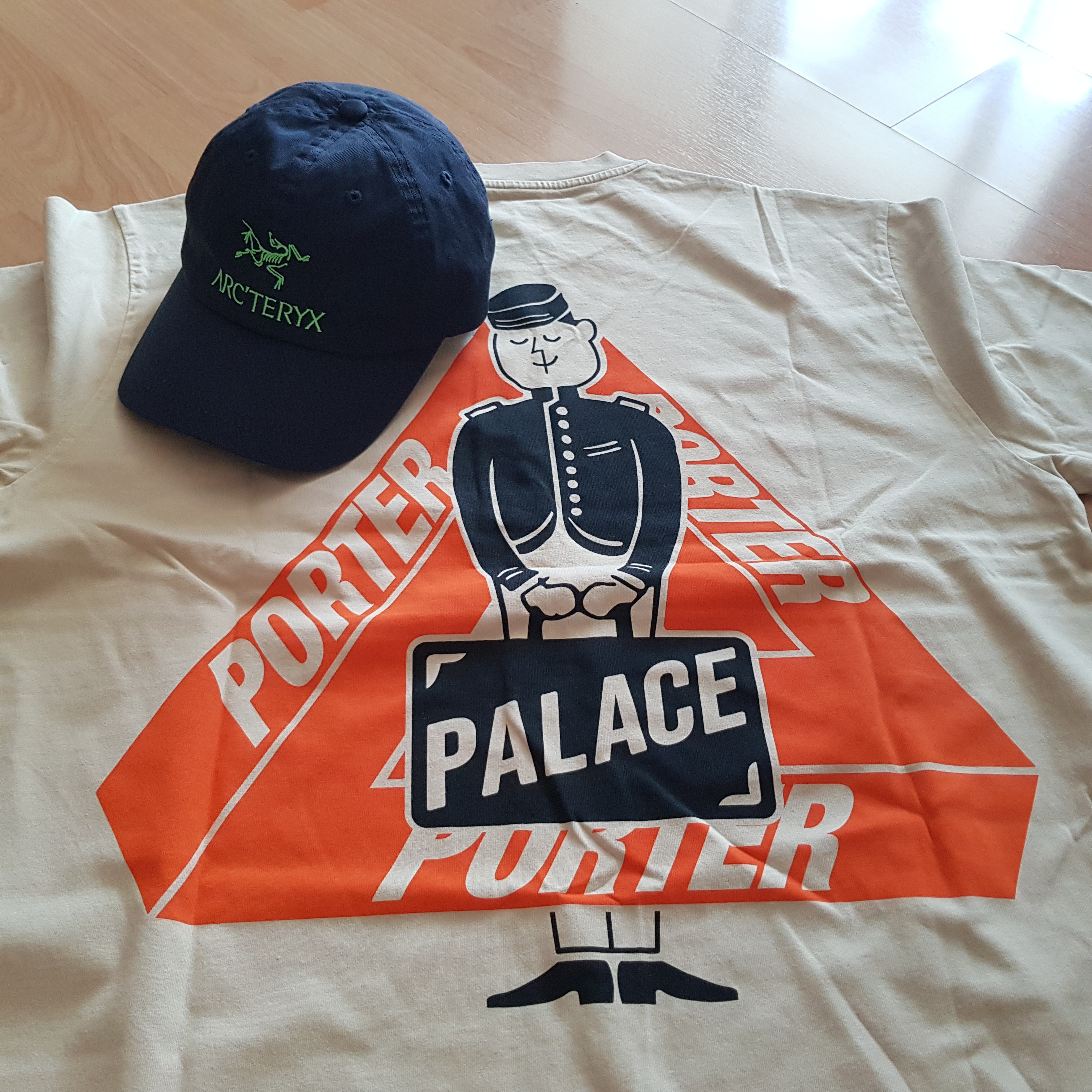 Palace x Arc'teryx 6-Panel Indigo - 20FW, Palace x Porter Tri-Ferg Bell Boy T-Shirt Sand 착용 스타일 - 1