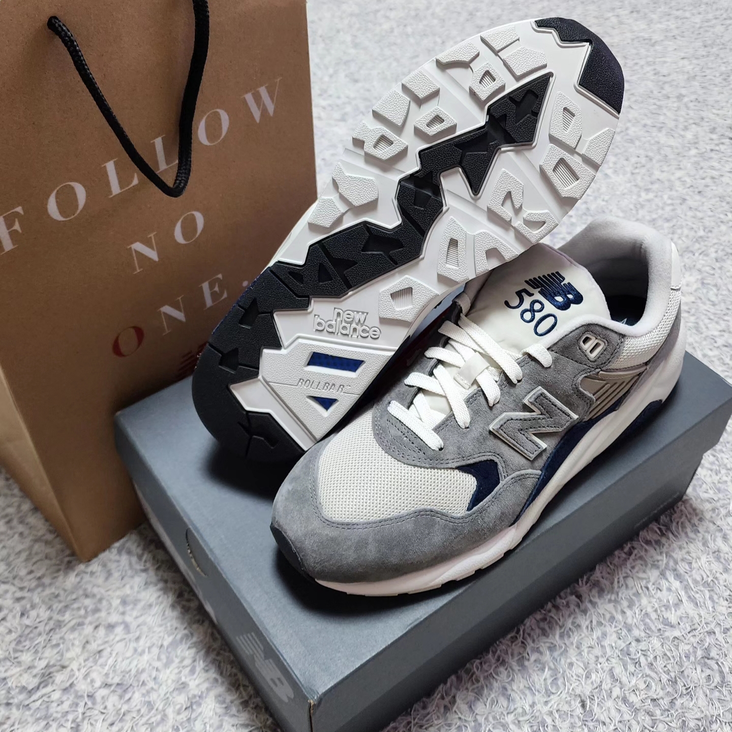 New Balance 580 Dark Grey Navy 착용 스타일 - 4