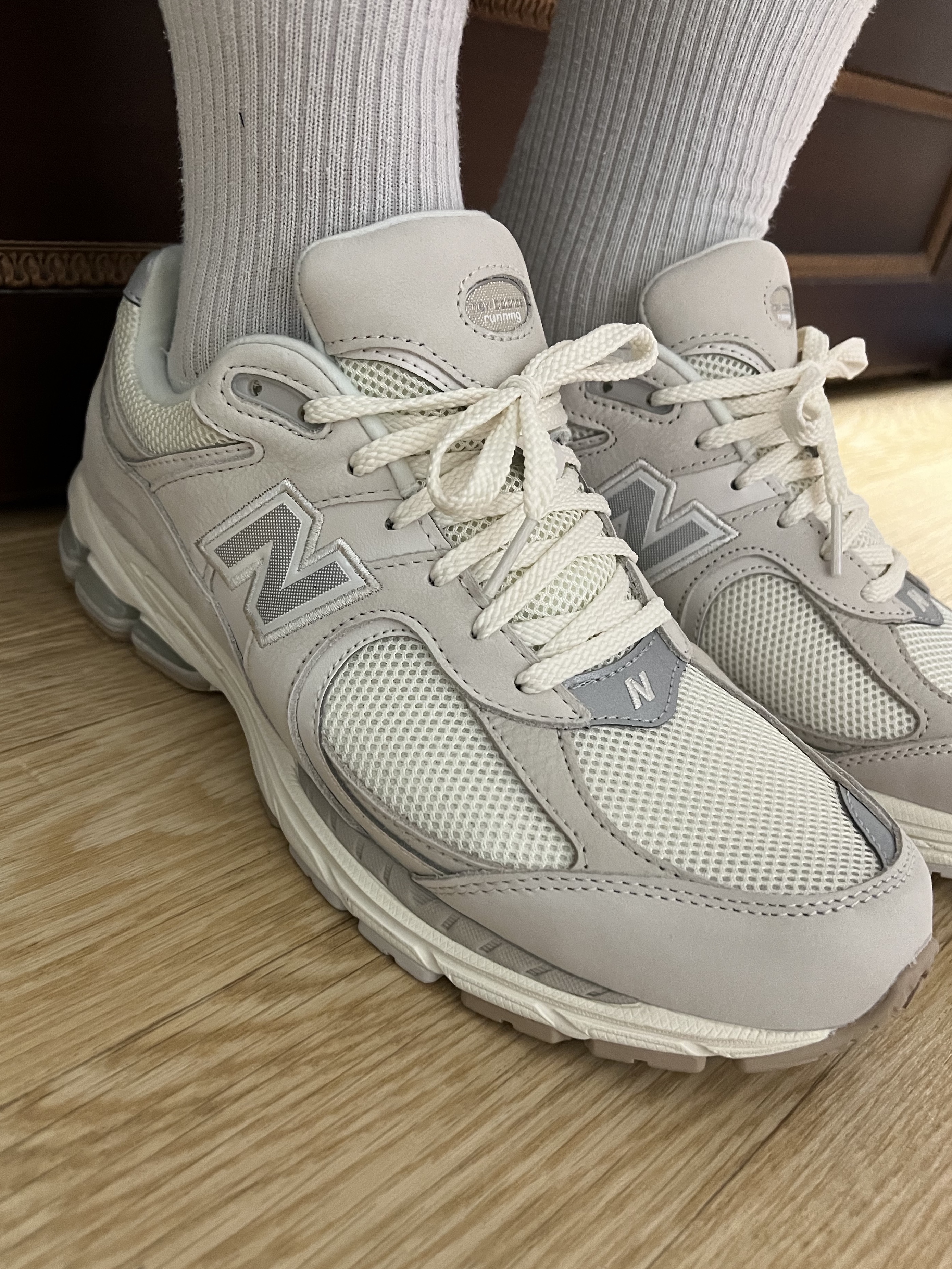 New Balance 2002R White Ivory 착용 스타일 - 1