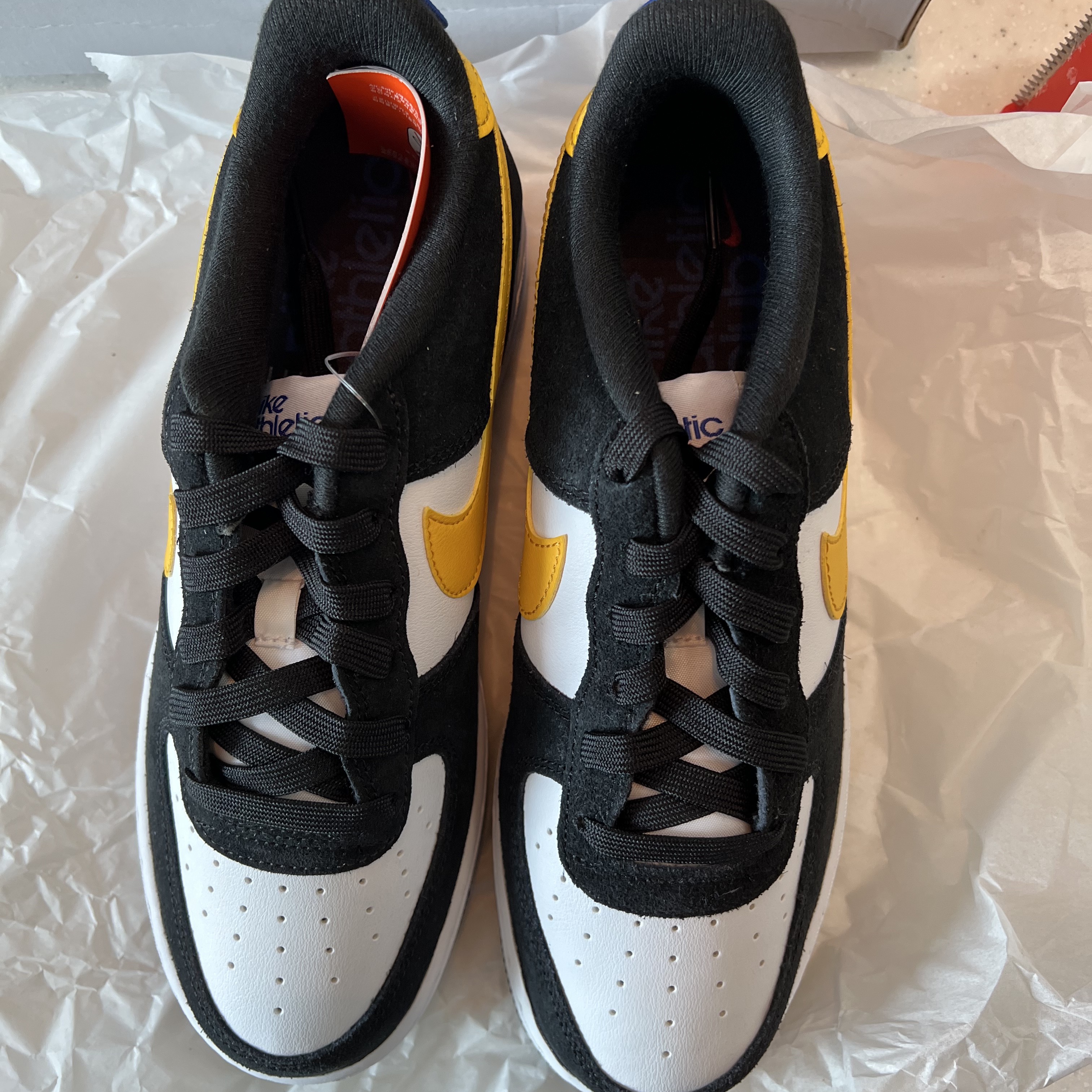 (GS) Nike Air Force 1 LV8 Athletic Club Black Dark Sulfur 착용 스타일