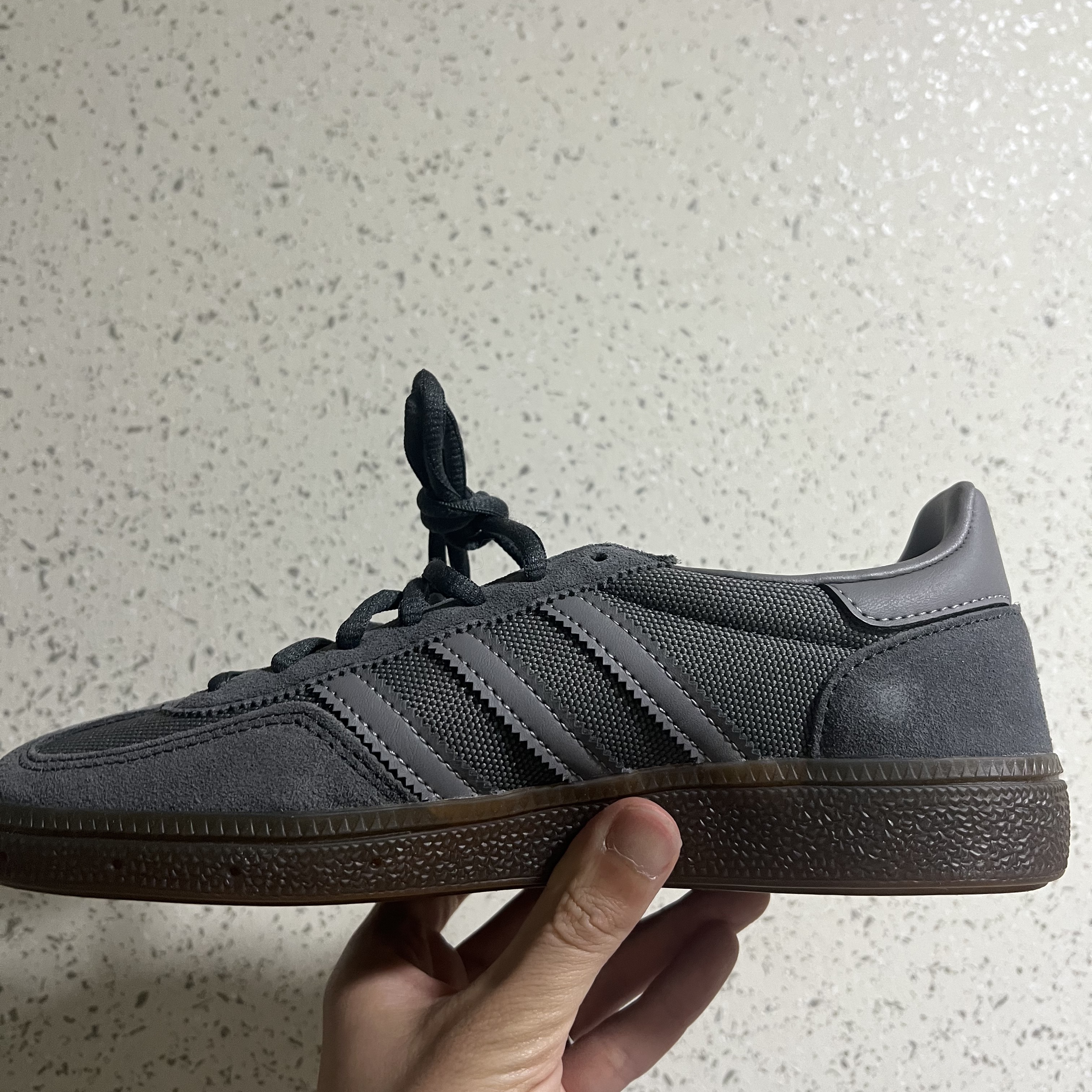 Adidas Spezial Handball Grey Gum 착용 스타일 - 3