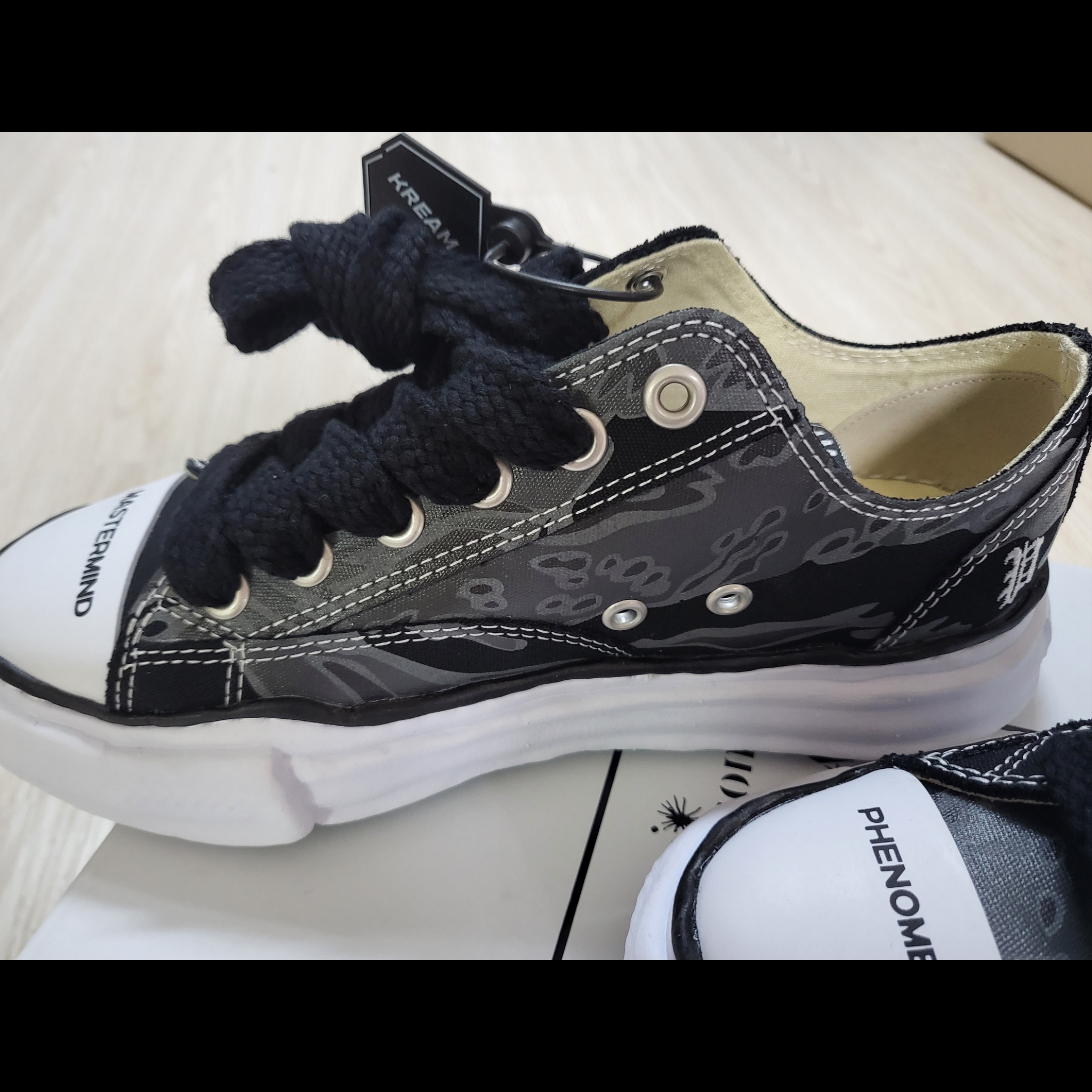 Maison Mihara Yasuhiro x Mastermind x Phenomenon Peterson OG Sole Canvas Low-top Sneakers Black Type B 착용 스타일 - 3