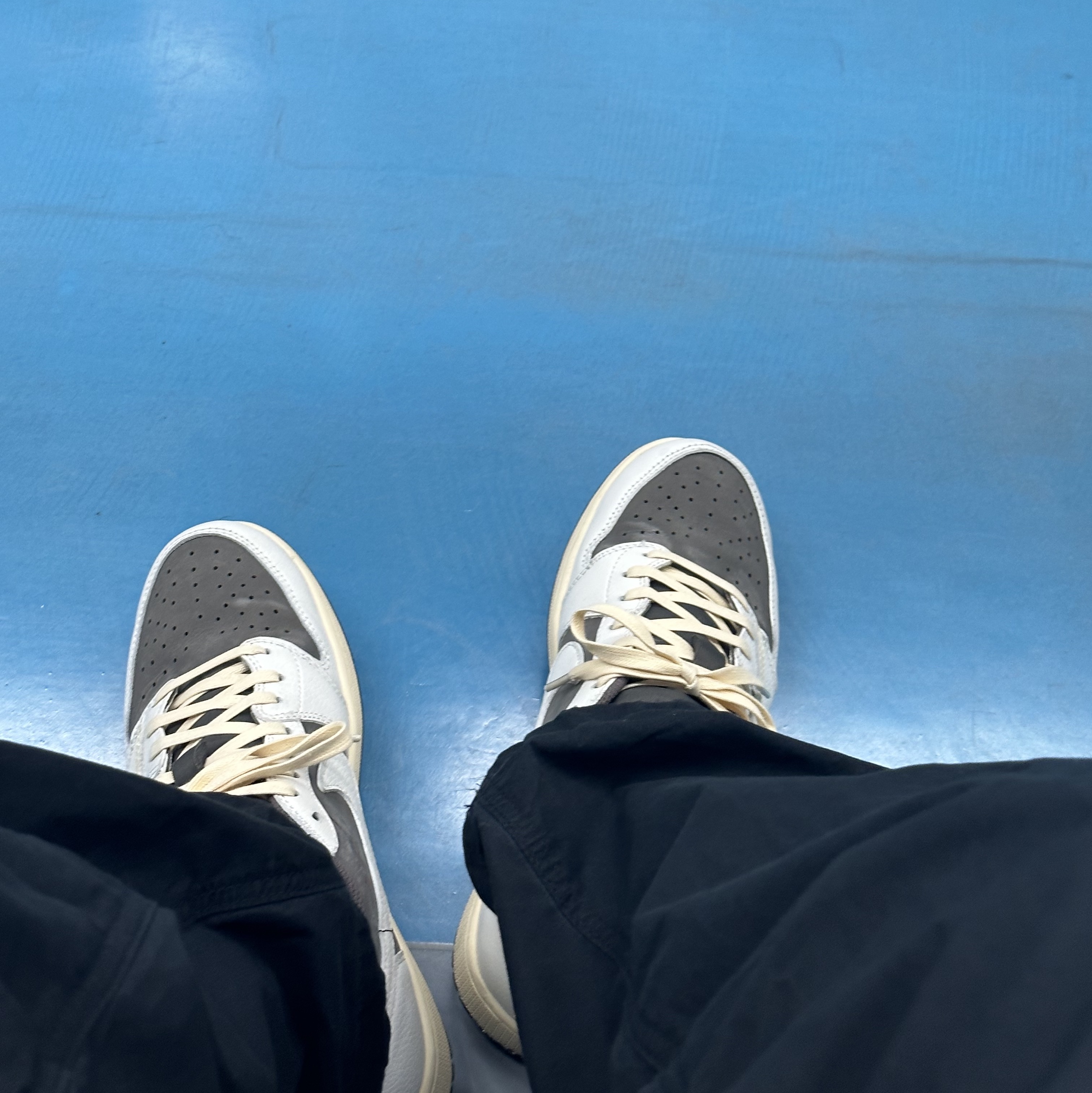 Jordan 1 x Travis Scott Retro Low OG SP Sail and Ridgerock 착용 스타일 - 2