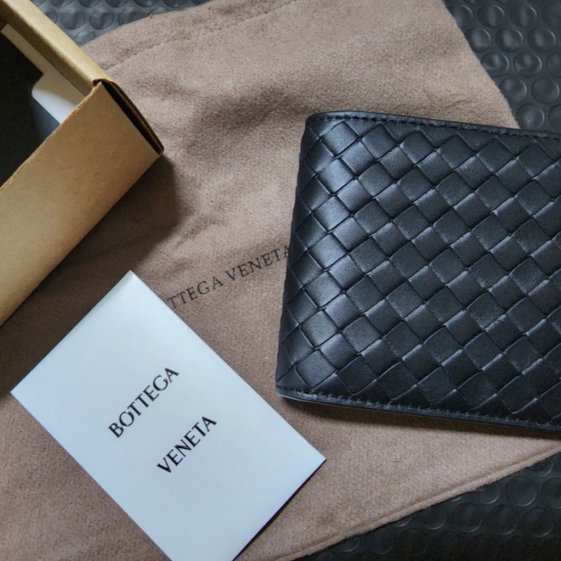 Bottega Veneta Bi-Fold Wallet Black 착용 스타일