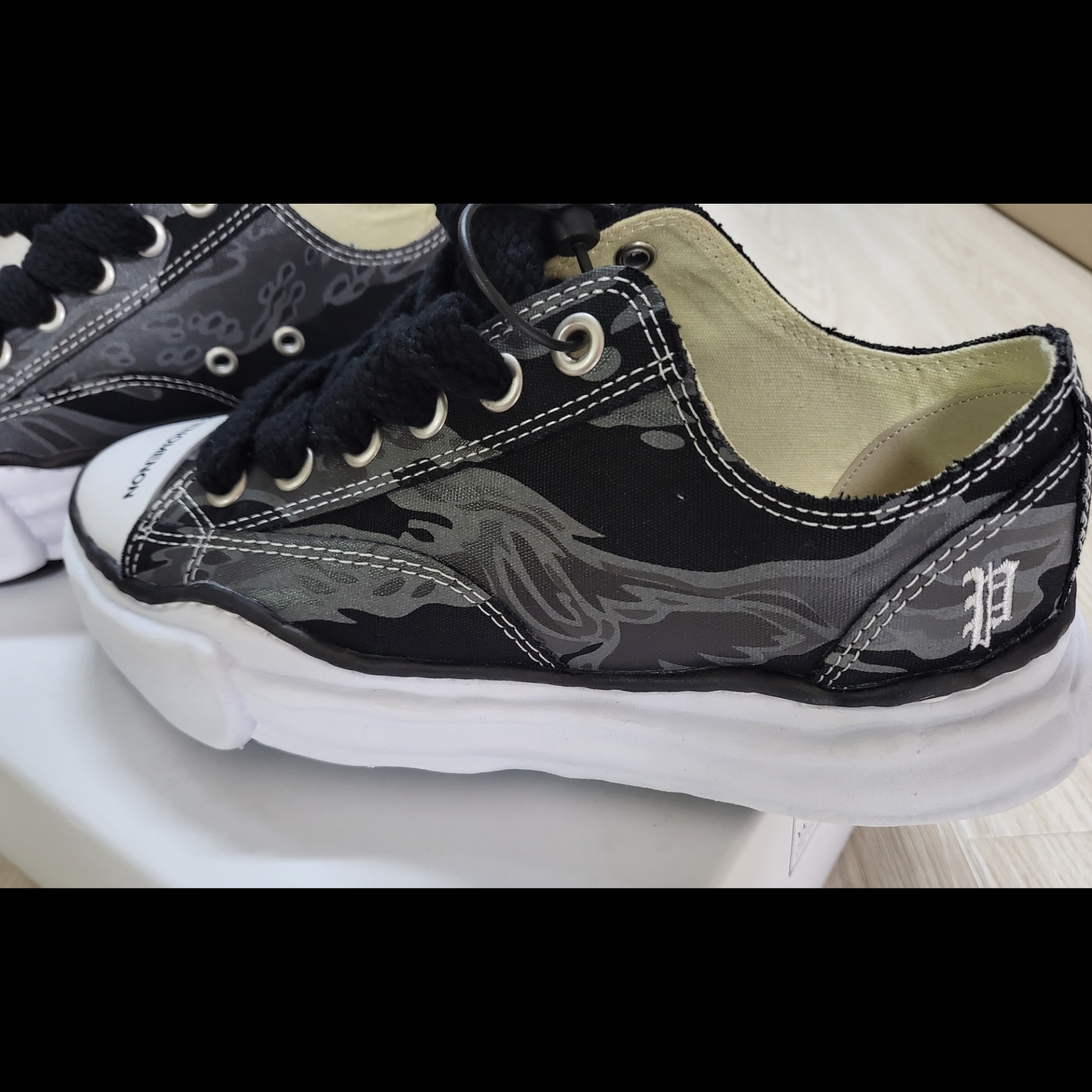 Maison Mihara Yasuhiro x Mastermind x Phenomenon Peterson OG Sole Canvas Low-top Sneakers Black Type B 착용 스타일 - 2