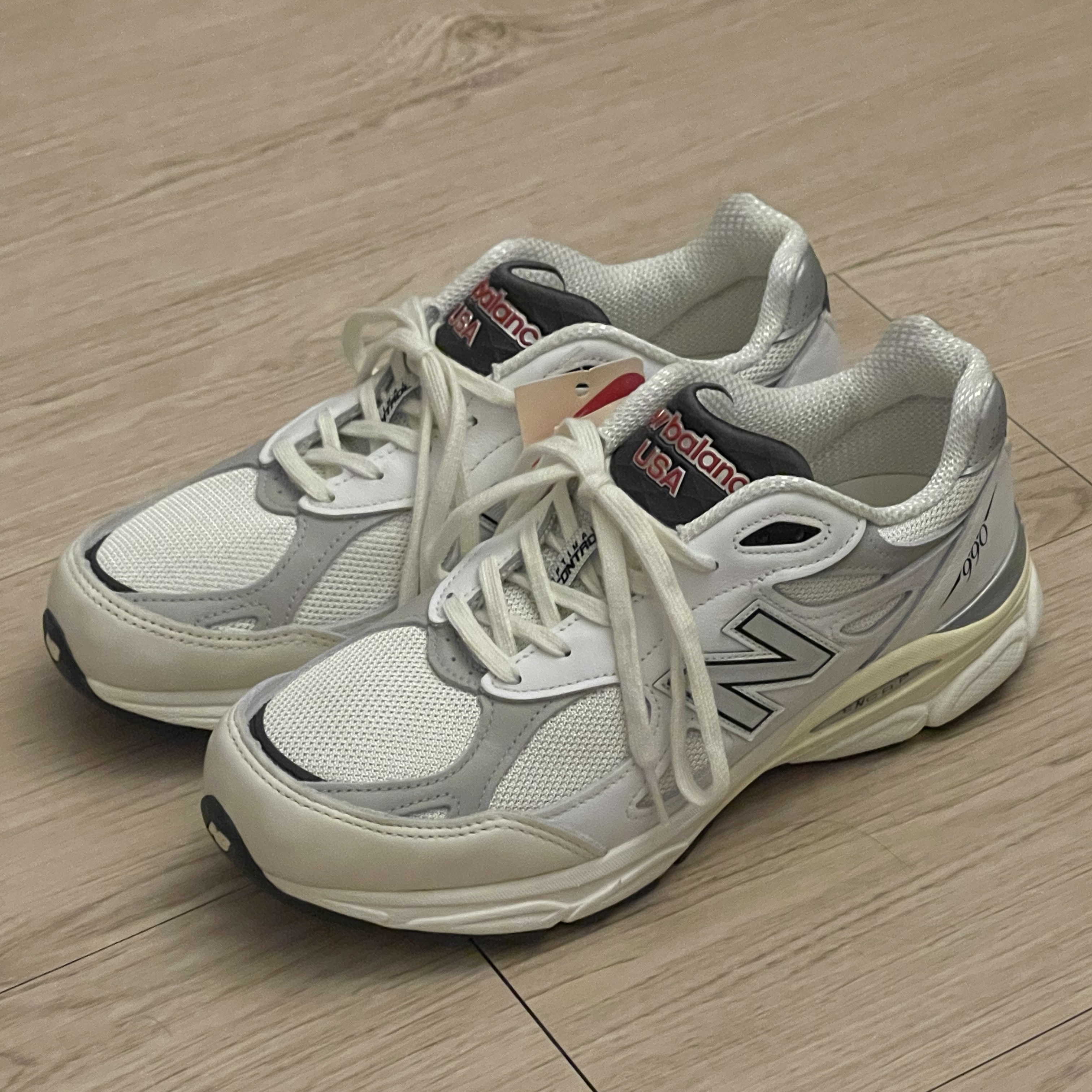 New Balance 990v3 Made in USA Sea Salt 착용 스타일 - 1