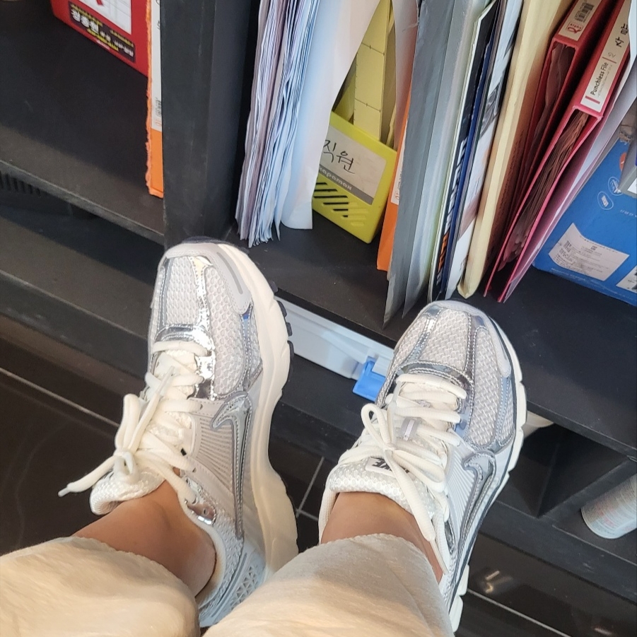 (W) Nike Zoom Vomero 5 Photon Dust and Metallic Silver 착용 스타일